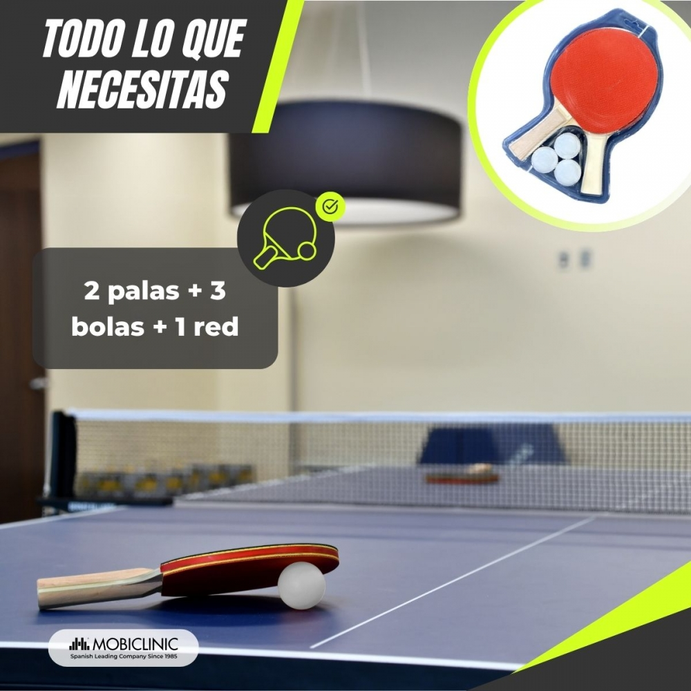 Una configuración de tenis de mesa: paletas, pelotas y red. Una paleta y una pelota están en la mesa. Texto: 2 paletas, 3 pelotas, 1 red.