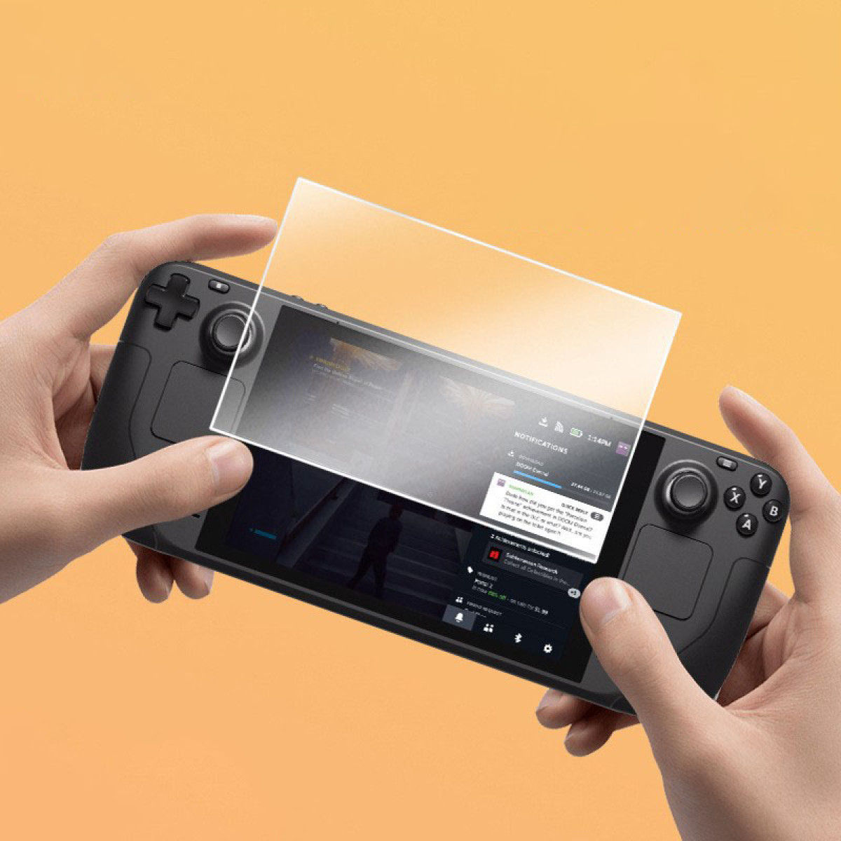 Mani che tengono un dispositivo di gioco portatile nero con una protezione per lo schermo. Lo schermo mostra le notifiche. Lo sfondo è giallo.