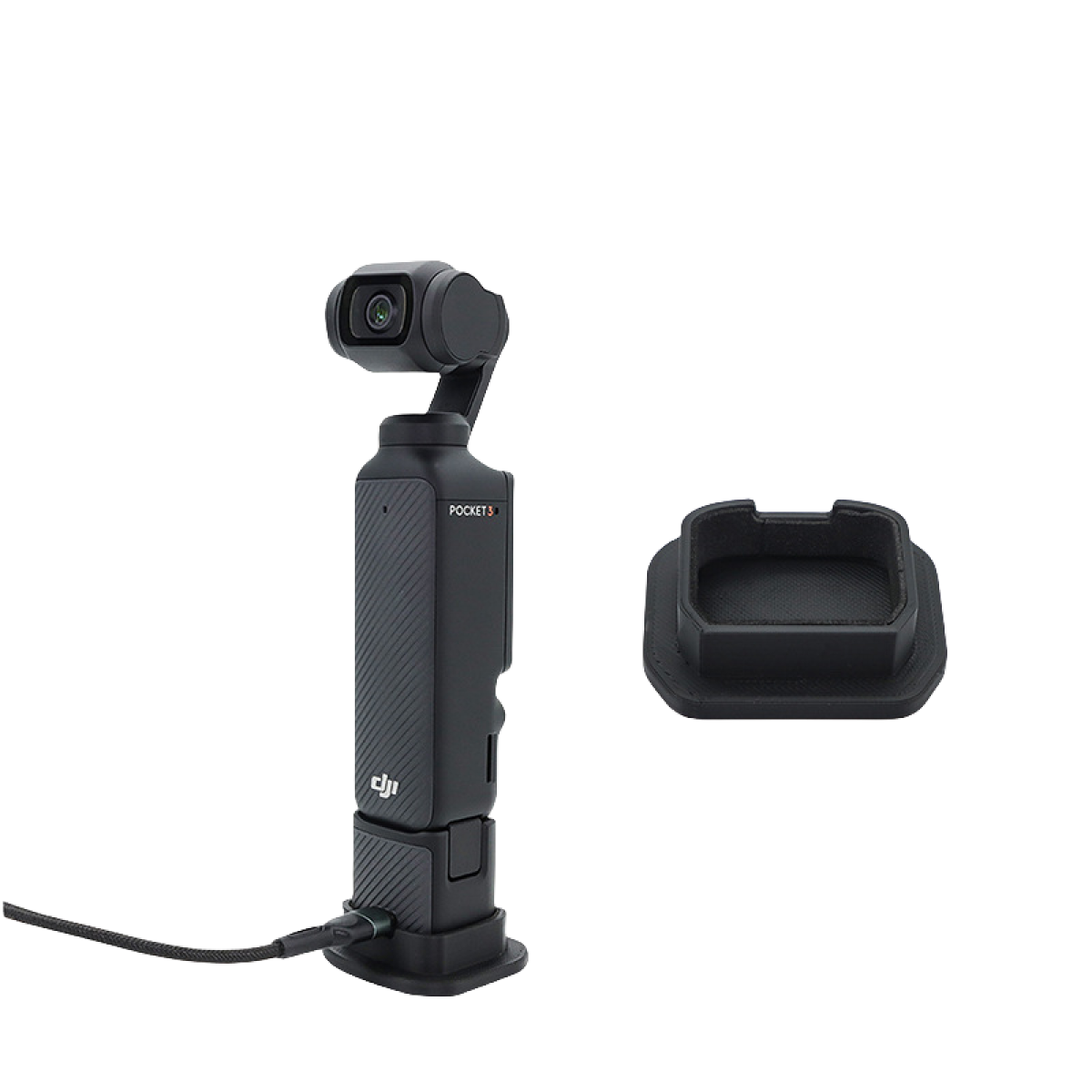 Una fotocamera DJI Pocket 3 nera con base e cavo di ricarica, e una base nera separata. Tutto su sfondo nero.