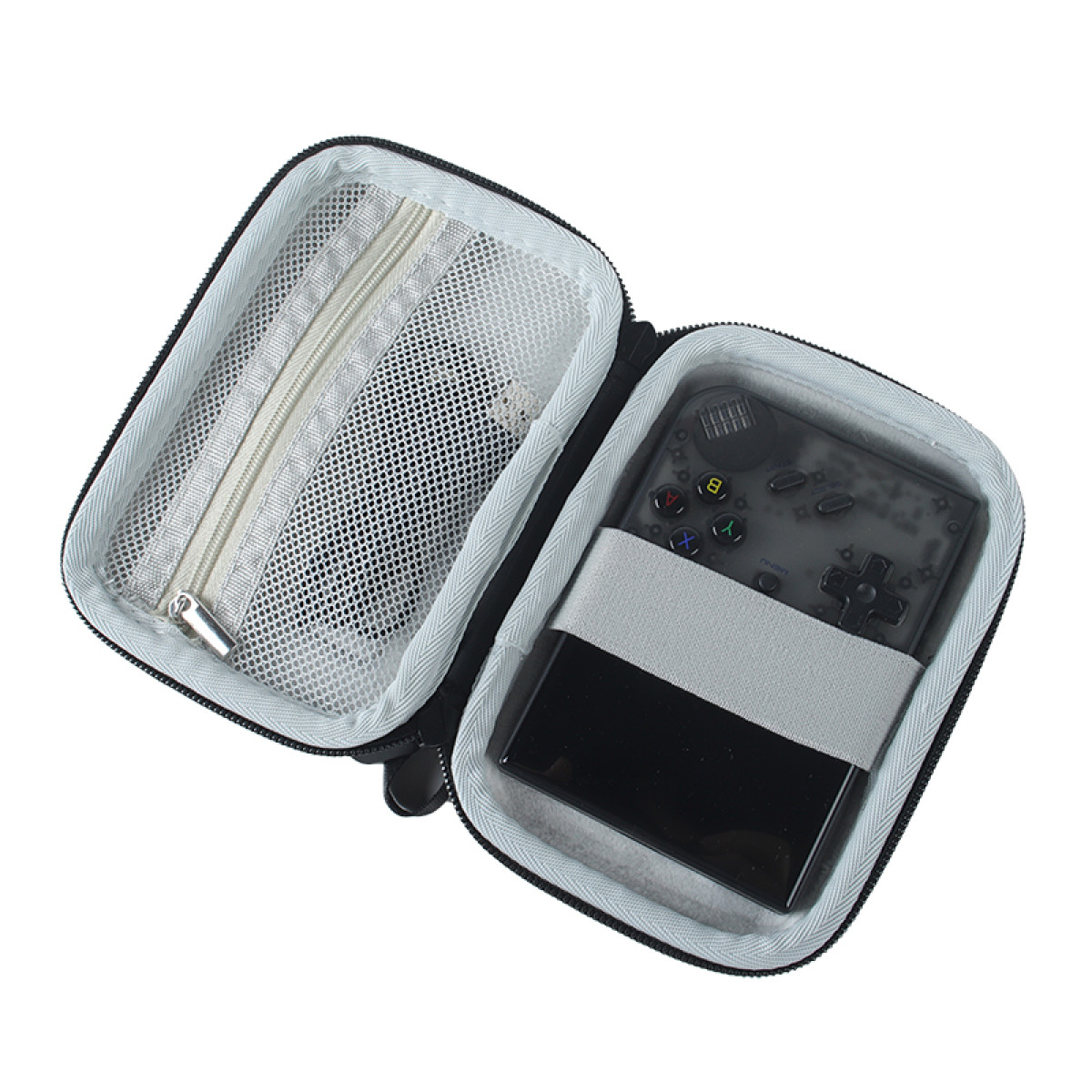 Custodia nera aperta con una console di gioco portatile all'interno. La custodia ha una tasca a rete e una cerniera. La console è nera e ha pulsanti.