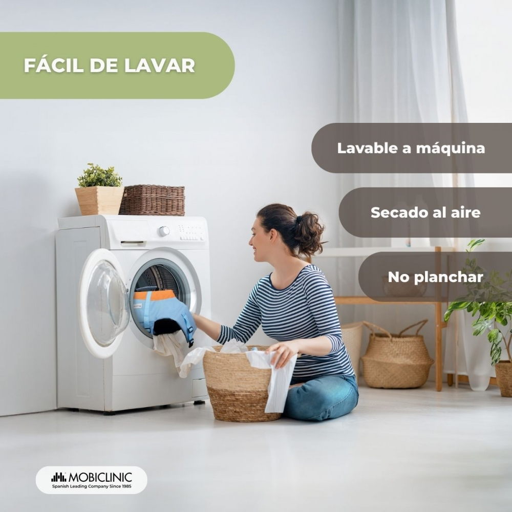 Mujer poniendo ropa en una lavadora. La escena incluye una cesta de ropa, plantas y texto sobre instrucciones de lavado.