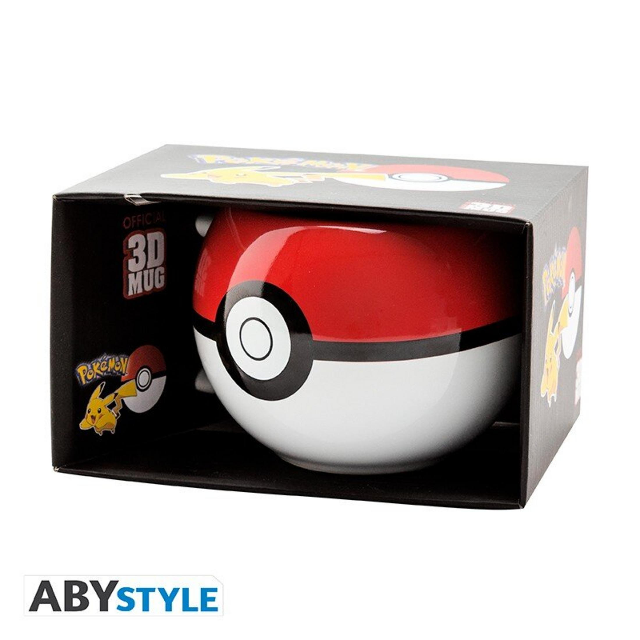 Una taza de Poké Ball de Pokemon en su caja. La taza es roja y blanca. La caja tiene logotipos y texto.