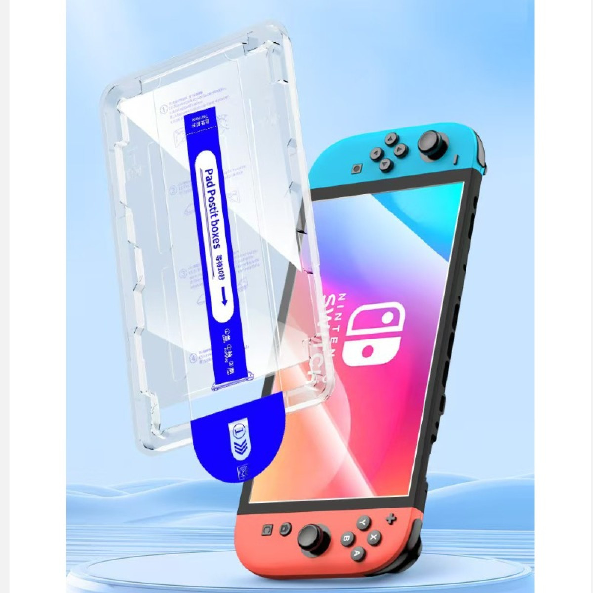 Konsola Nintendo Switch z etui ochronnym. Switch ma niebieskie i czerwone kontrolery. Etui jest przezroczyste, z niebieskimi detalami.