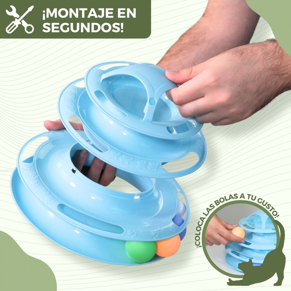Manos ensamblan un juguete azul para gatos con niveles. Bolas verdes, naranjas y blancas en la base. Texto dice 'montaje en segundos'.