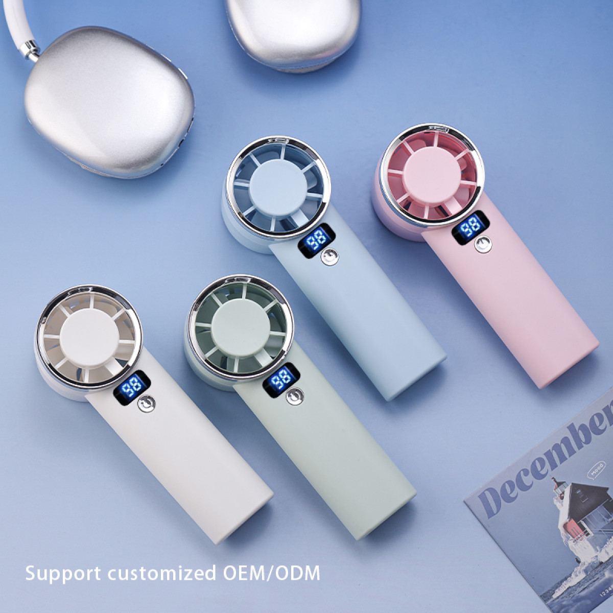 Cztery kolorowe mini wentylatory i słuchawki na niebieskim tle. Obecny jest również magazyn. Tekst mówi: Obsługa klienta OEM/ODM.