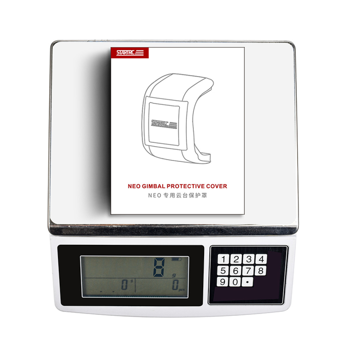 Biała waga z wyświetlaczem. Na wadze znajduje się kartka z napisem "NEO GIMBAL PROTECTIVE COVER".
