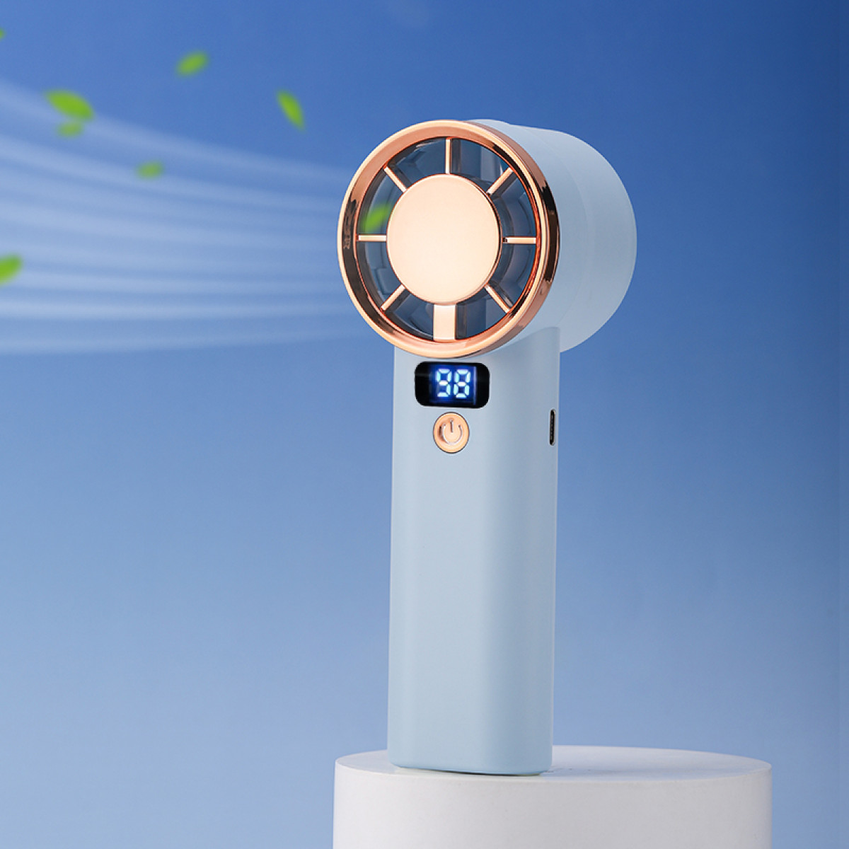Przenośny niebieski wentylator ze złotymi wykończeniami, cyfrowy wyświetlacz z liczbą 98 na niebieskim tle.