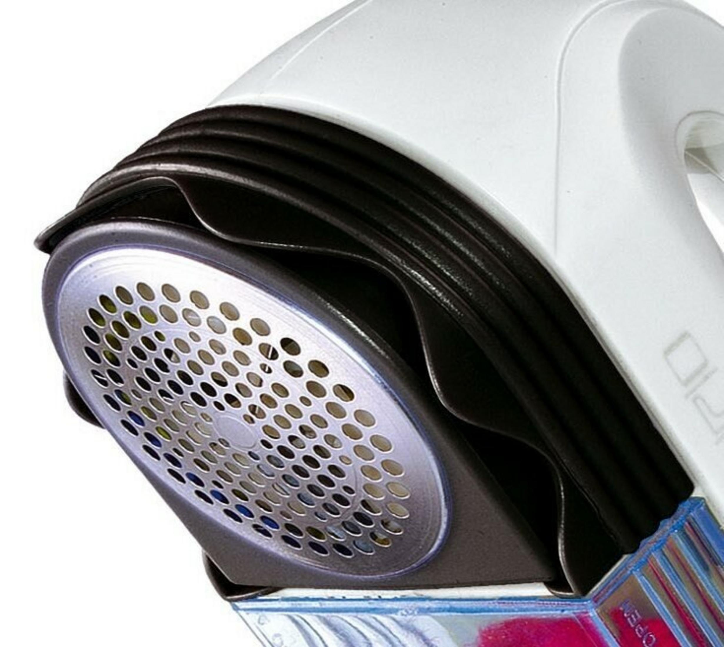 Un rasoio per tessuti bianco e nero. Ha una testa in metallo perforato e un contenitore di plastica.