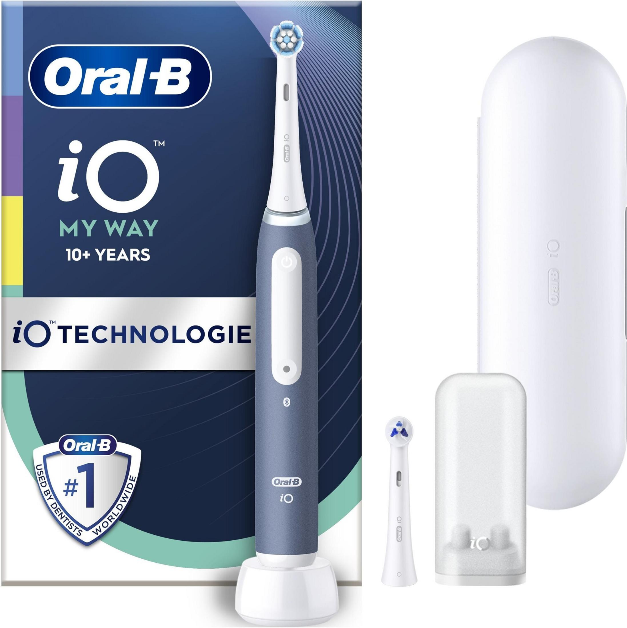 Un set di spazzolino elettrico Oral-B iO. Il set include uno spazzolino, due testine, un astuccio da viaggio e una base di ricarica.