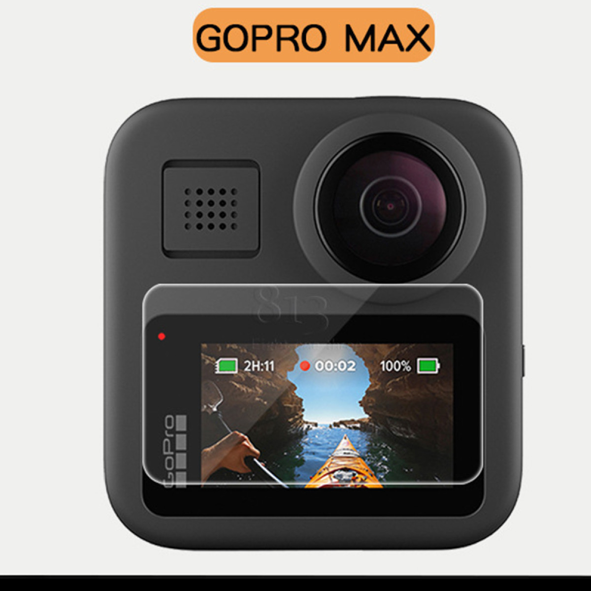 Cámara GoPro Max. La cámara muestra un kayakista en la pantalla. Tiene una lente, una pantalla, un altavoz y un botón.