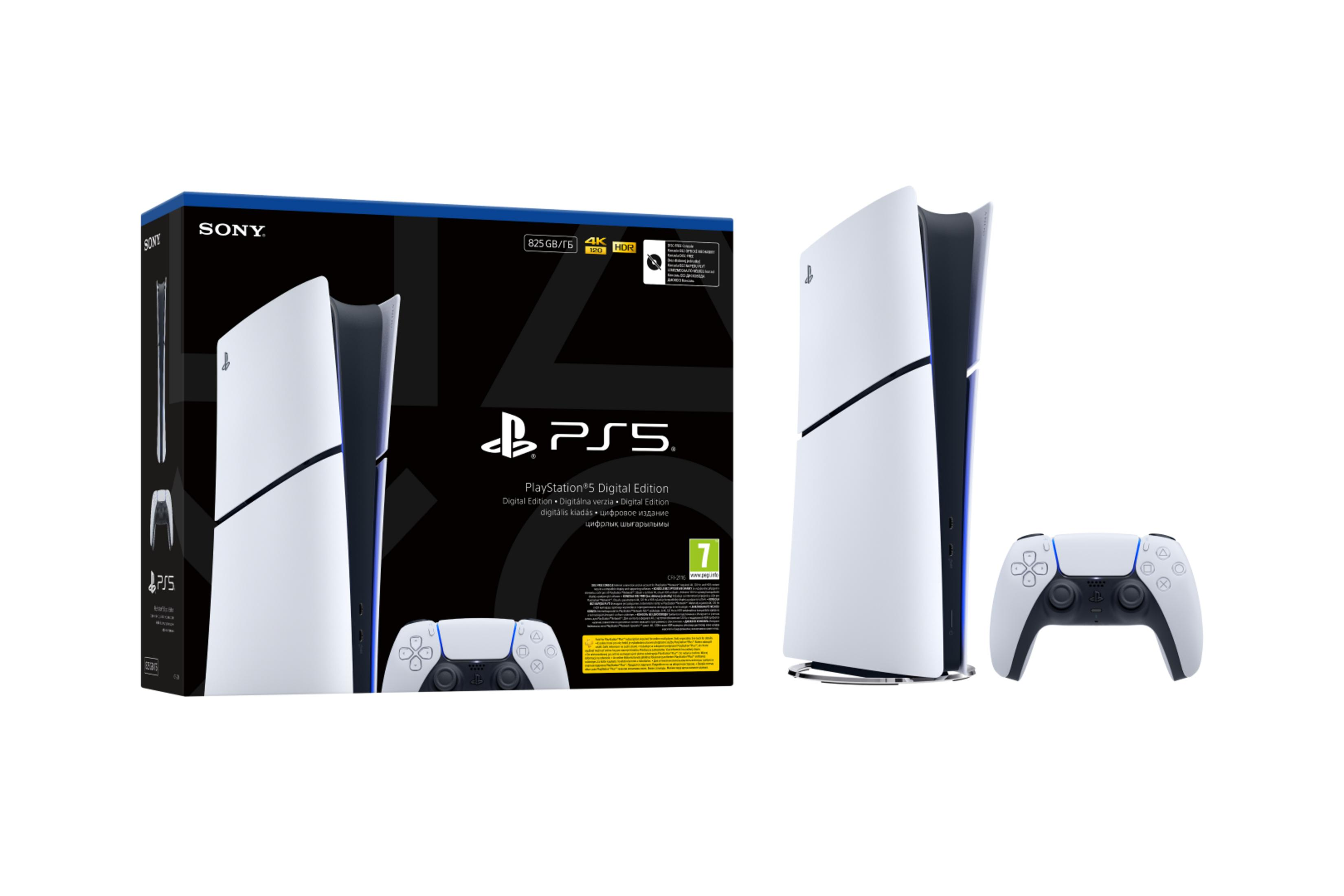 Biała konsola PlayStation 5, kontroler i pudełko na białym tle. Konsola jest pionowa. Kontroler jest poniżej.
