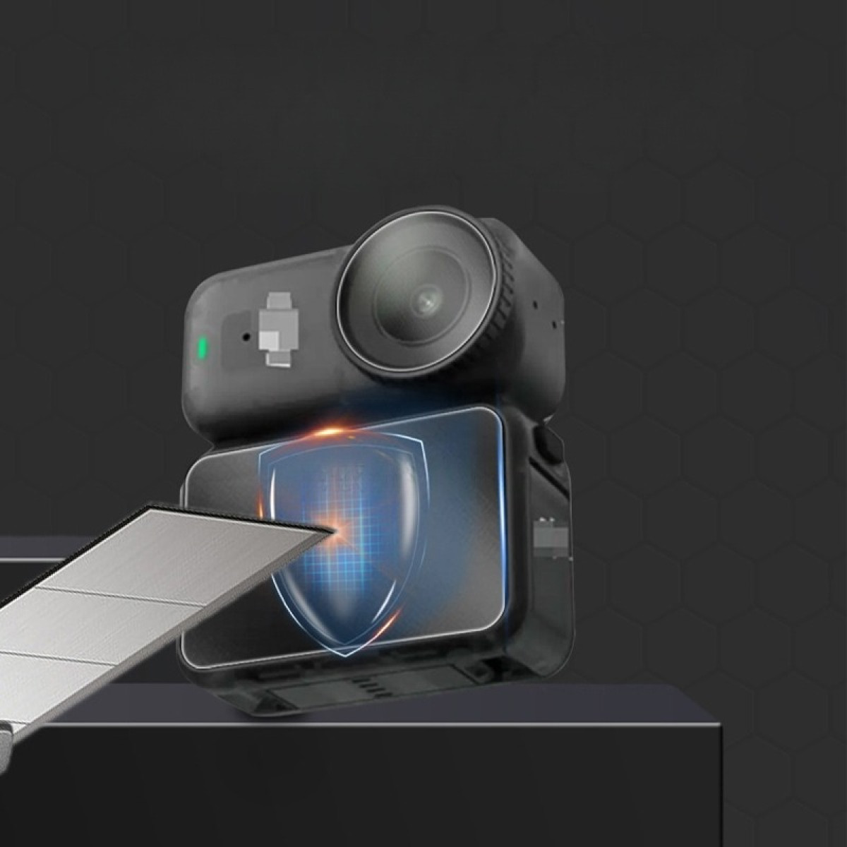 Czarny aparat z dużym obiektywem. Ikona tarczy z niebieską poświatą. Szary panel na pierwszym planie, czarne tło.