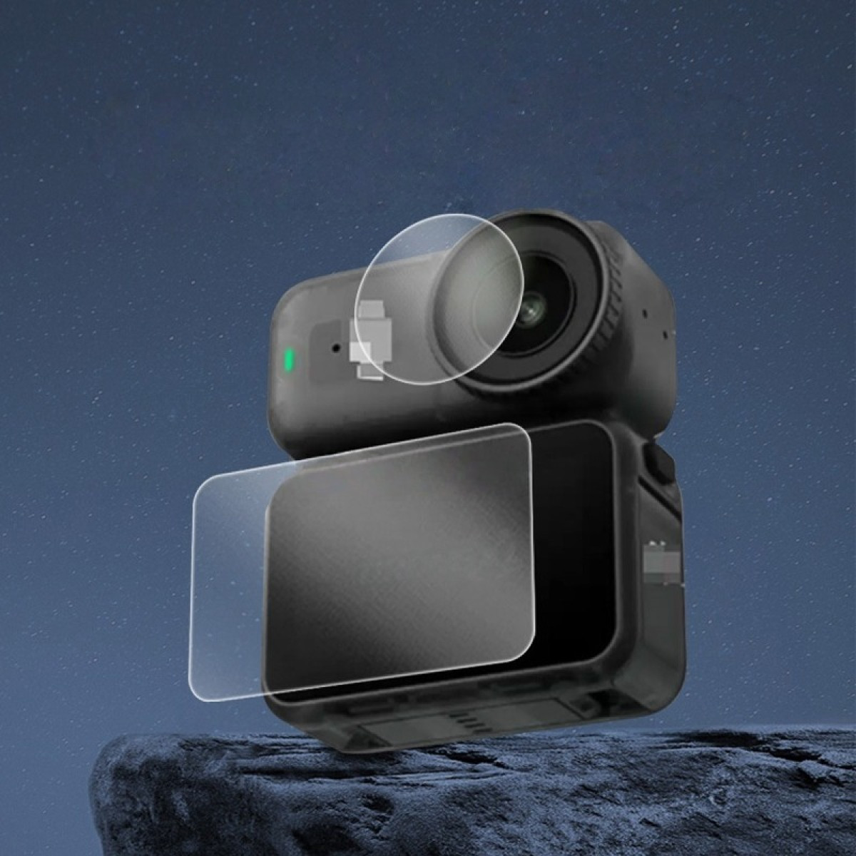 Czarna kamera sportowa z ochraniaczami ekranu. Jest na skale z tłem gwiaździstej nocy. Ochraniacze są przezroczyste.