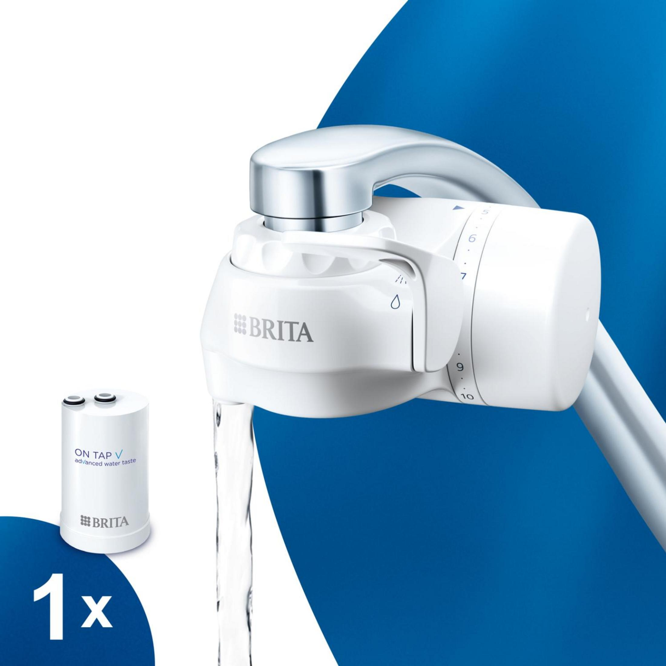 Un filtro dell'acqua Brita bianco su un rubinetto con acqua che scorre. Sono visibili anche una cartuccia filtrante e uno sfondo blu.
