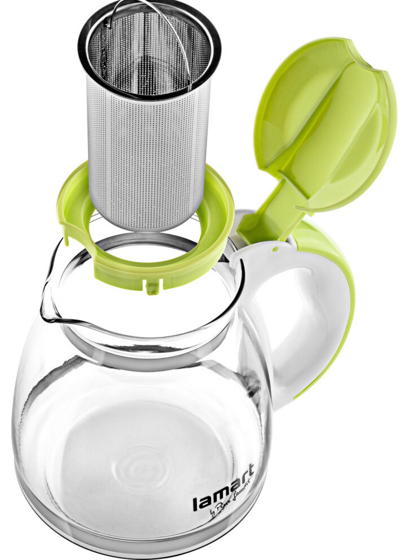 Przezroczysty szklany czajnik z zielonymi akcentami, metalowym zaparzaczem do herbaty i białym tłem.