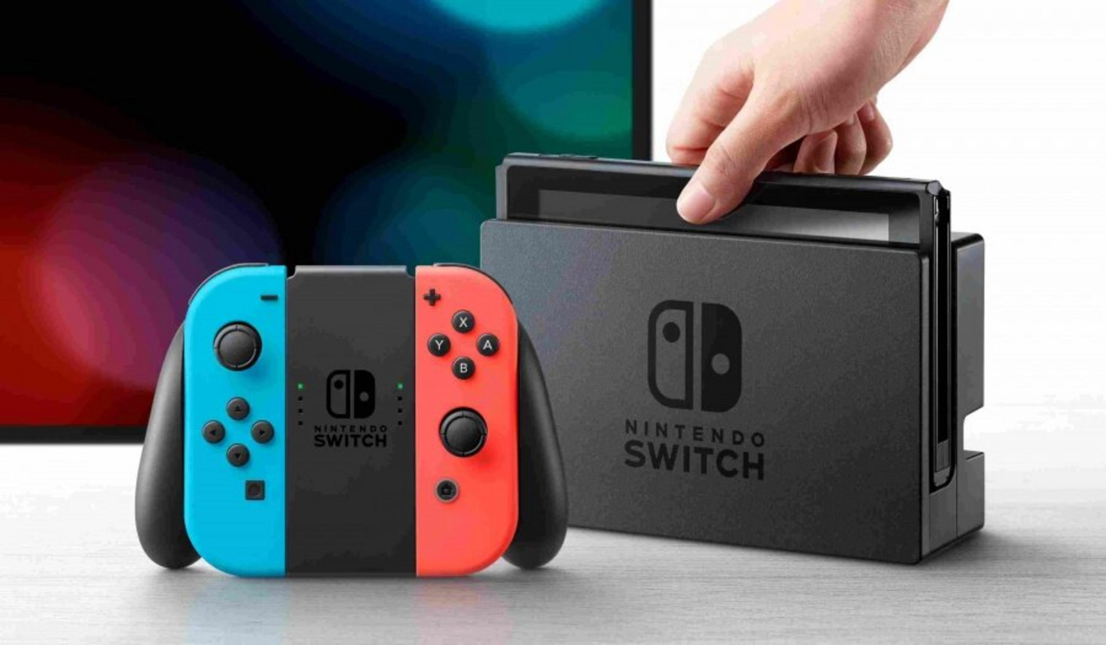 Eine Nintendo Switch-Konsole mit abgenommenen Controllern. Eine Hand legt einen Controller in die Konsole. Der Hintergrund ist unscharf.