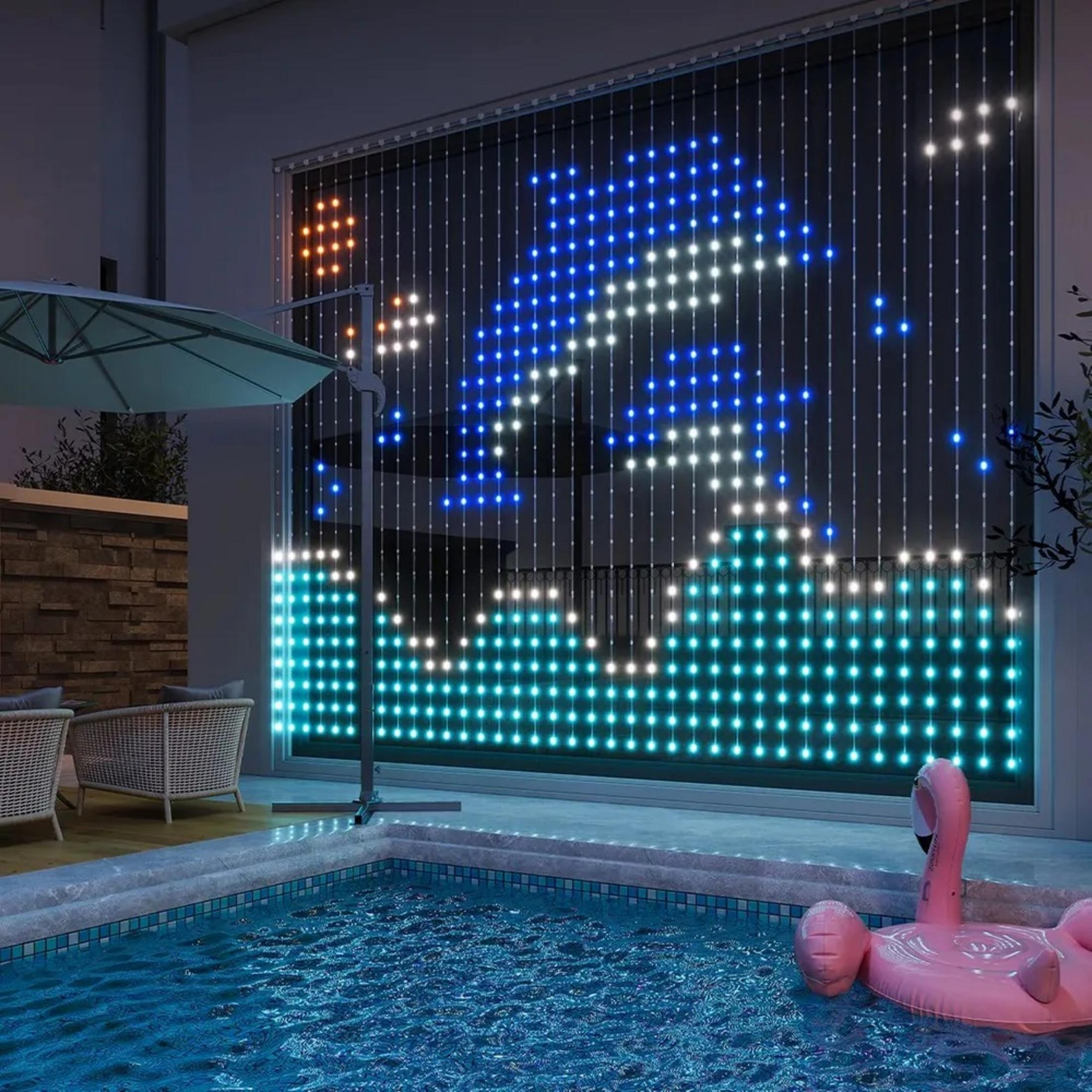 Une piscine avec un flotteur flamant rose. Un affichage lumineux montre des formes et des couleurs. Un parasol et des chaises sont à proximité.