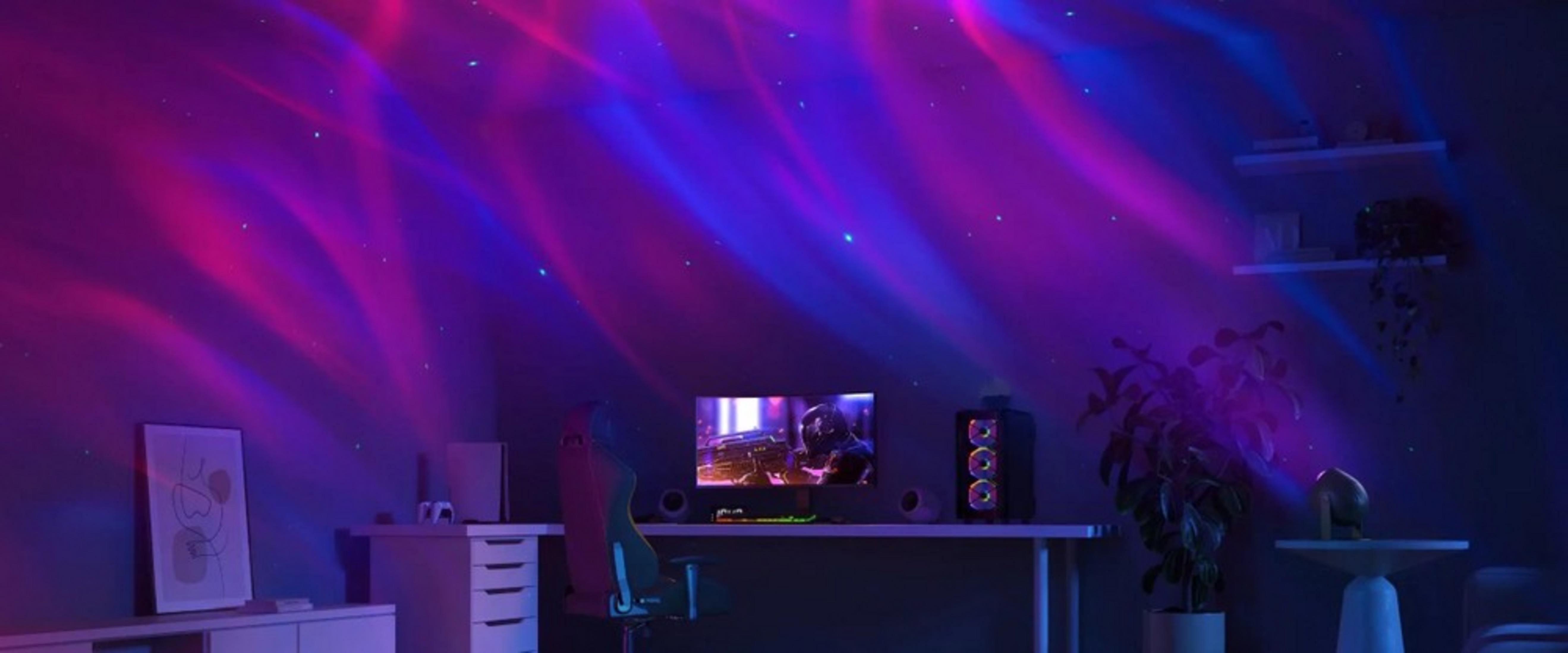 Een kamer met paarse en blauwe auroralichten op het plafond. Er is een bureau, een computer en een plant.
