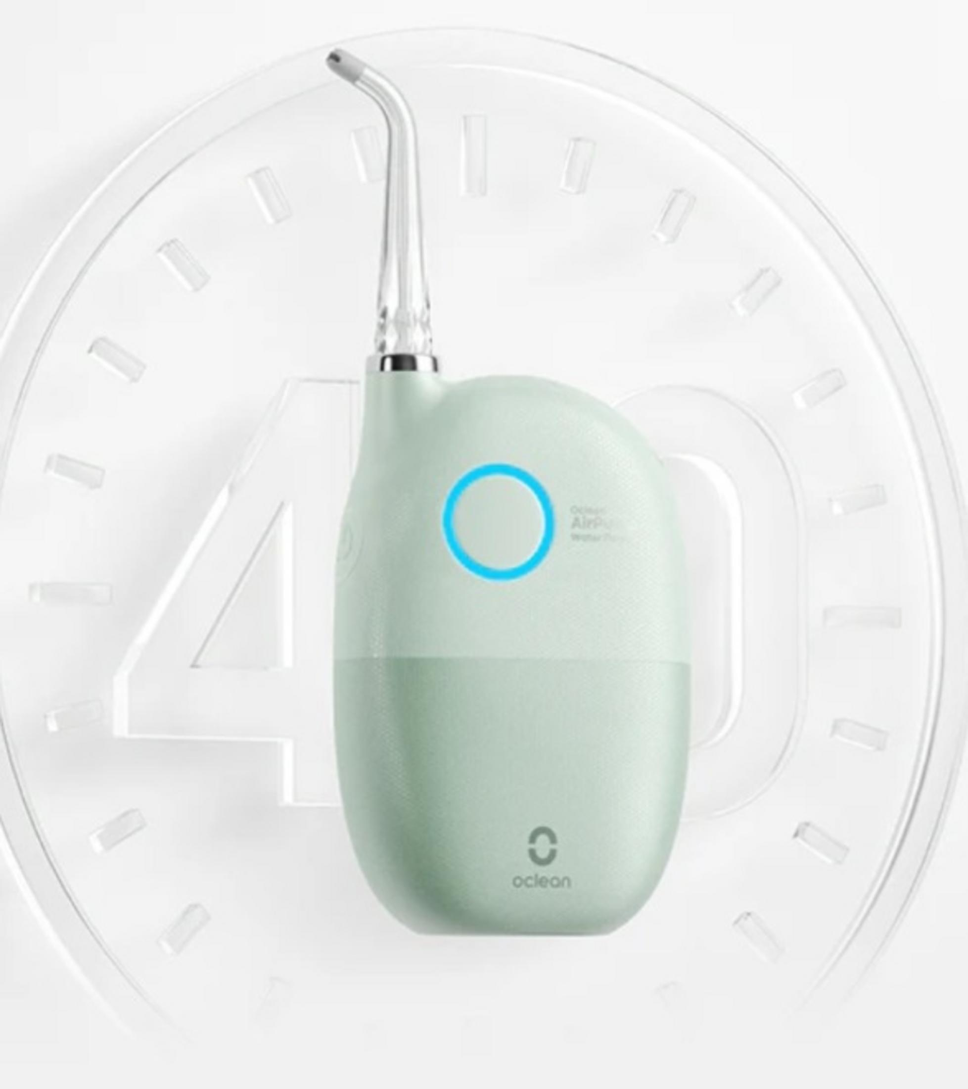 Ein mintgrüner Oclean-Wasserflosser befindet sich auf einem transparenten Zifferblatt. Der Flosser hat ein blaues Licht, und das Zifferblatt hat Zahlen.