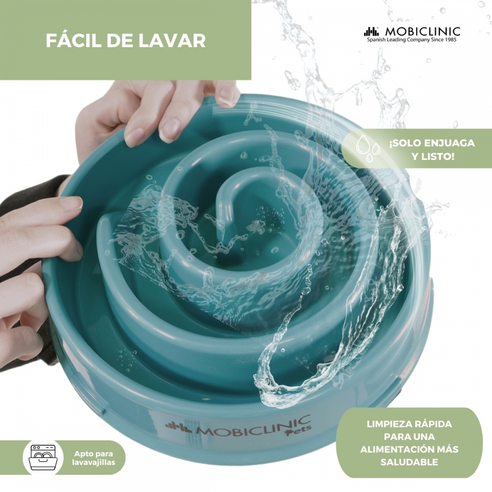 Un cuenco para mascotas turquesa con un diseño en espiral es sostenido por manos. El agua salpica a su alrededor. El texto dice "Fácil de lavar" y "Limpieza rápida para una alimentación más saludable".