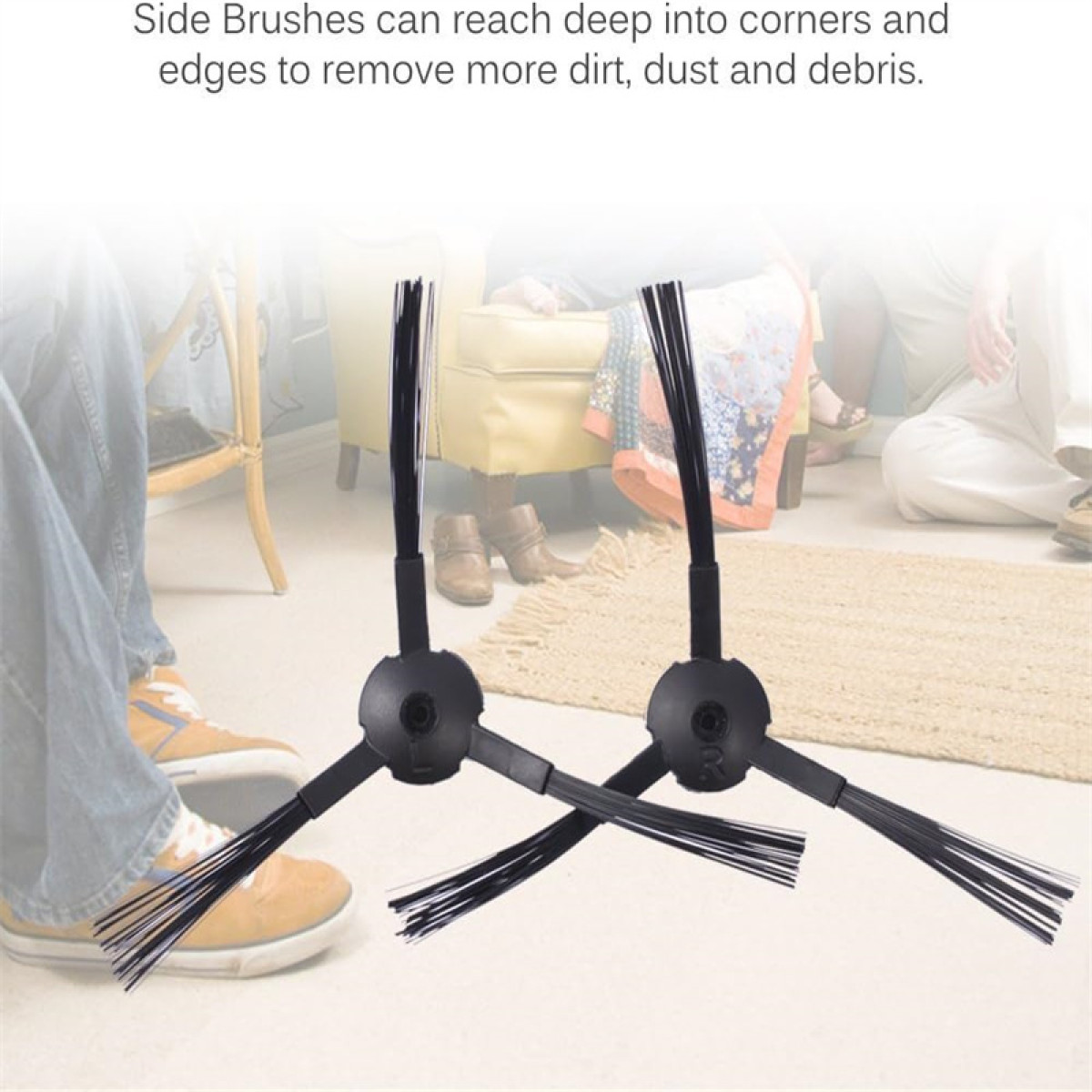 Dwie czarne szczotki boczne do odkurzacza. Ludzie siedzą w tle. Tekst mówi, że te szczotki docierają do narożników.