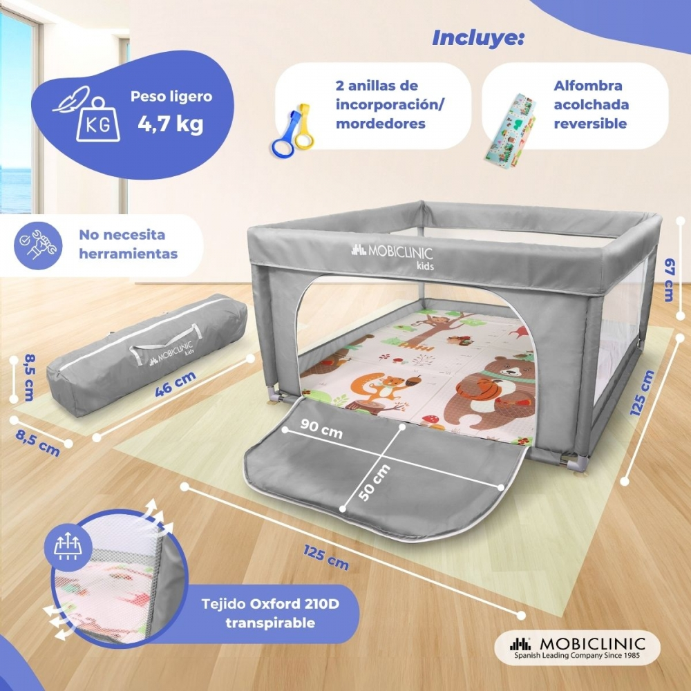 Un parque para bebés gris con accesorios, incluyendo una alfombra reversible. Se muestran las dimensiones. También se destacan una bolsa y las características.