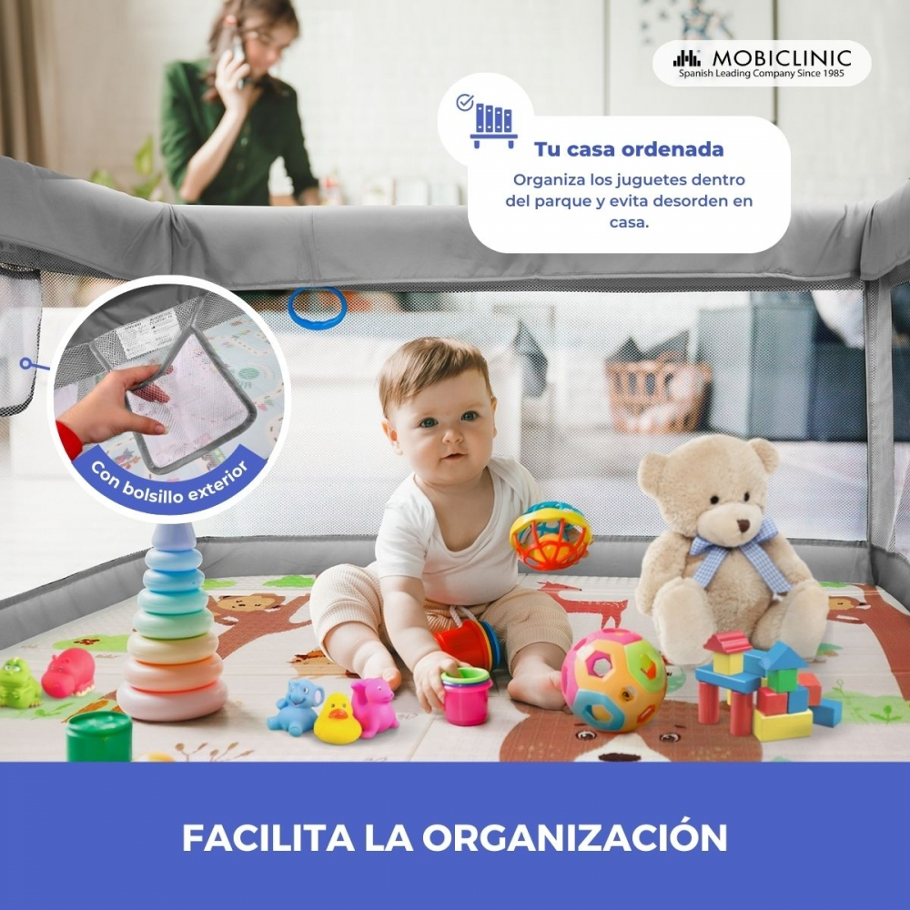 Un bebé está sentado en una cuna con juguetes. Una mujer está al teléfono en el fondo. Texto: Facilita la organización.