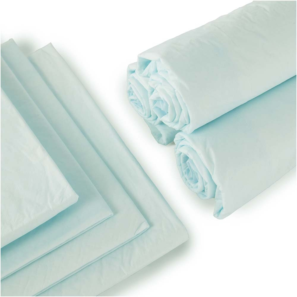 Lenzuola azzurro chiaro, alcune piegate e altre arrotolate. Le lenzuola sono su sfondo bianco.