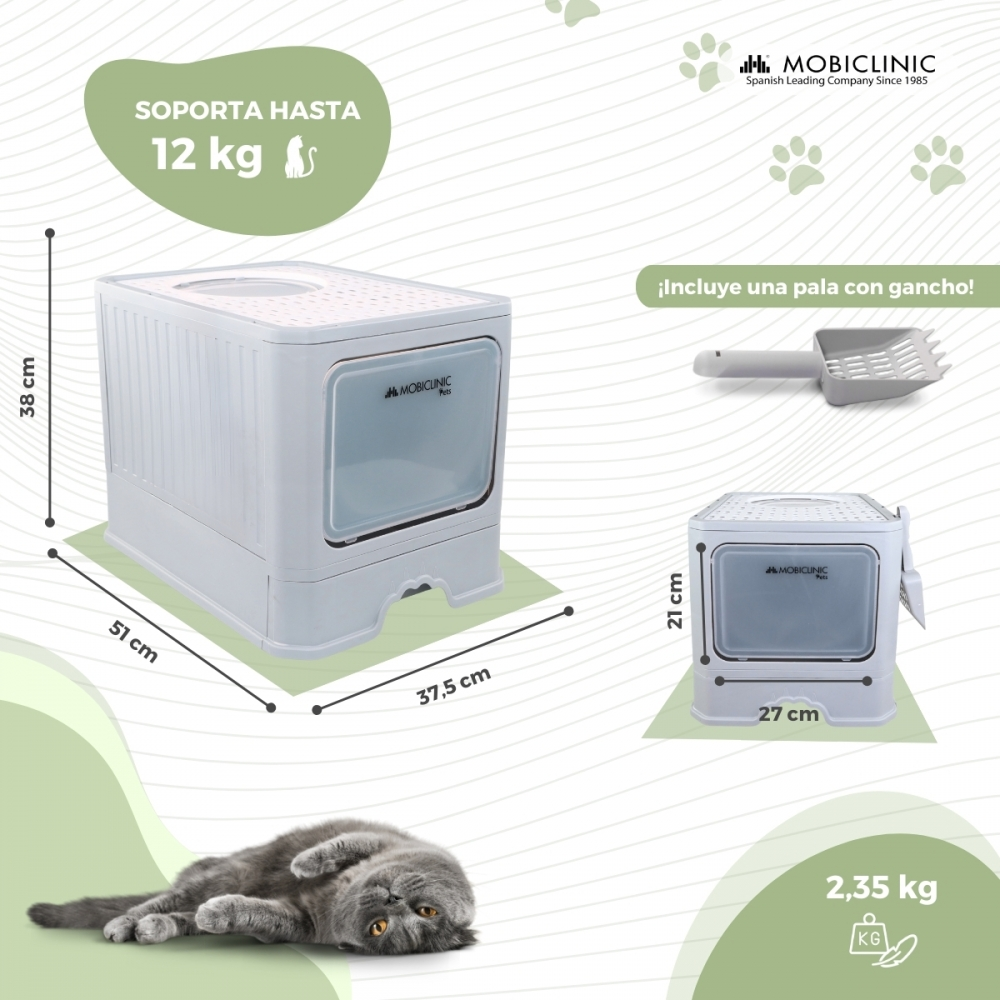 Una caja de arena blanca con dimensiones, una pala gris y un gato gris relajado acostado.
