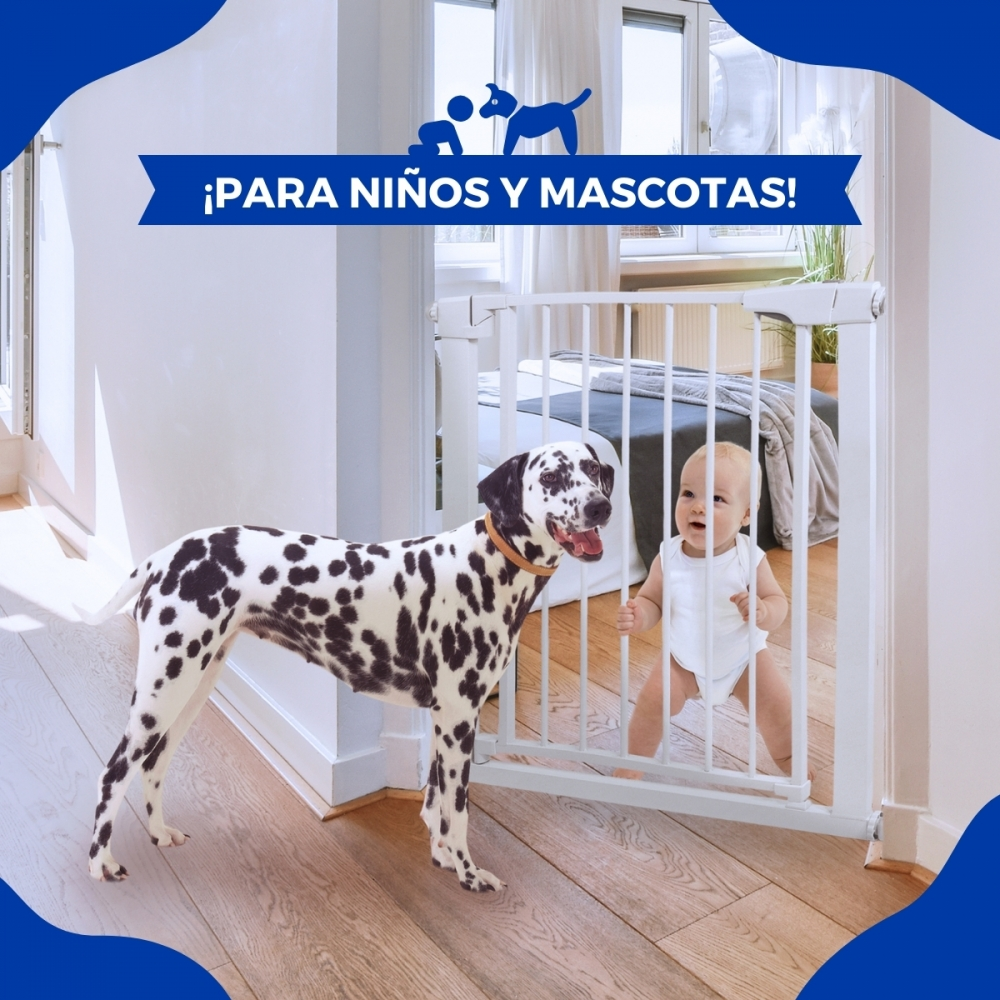 Un perro dálmata está junto a un bebé detrás de una puerta de seguridad blanca. Una pancarta dice: '¡Para niños y mascotas!'