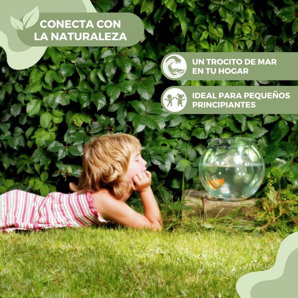 Una niña acostada en el césped mira una pecera con un pez dorado. El follaje verde forma el fondo. Texto: Conéctate con la naturaleza.
