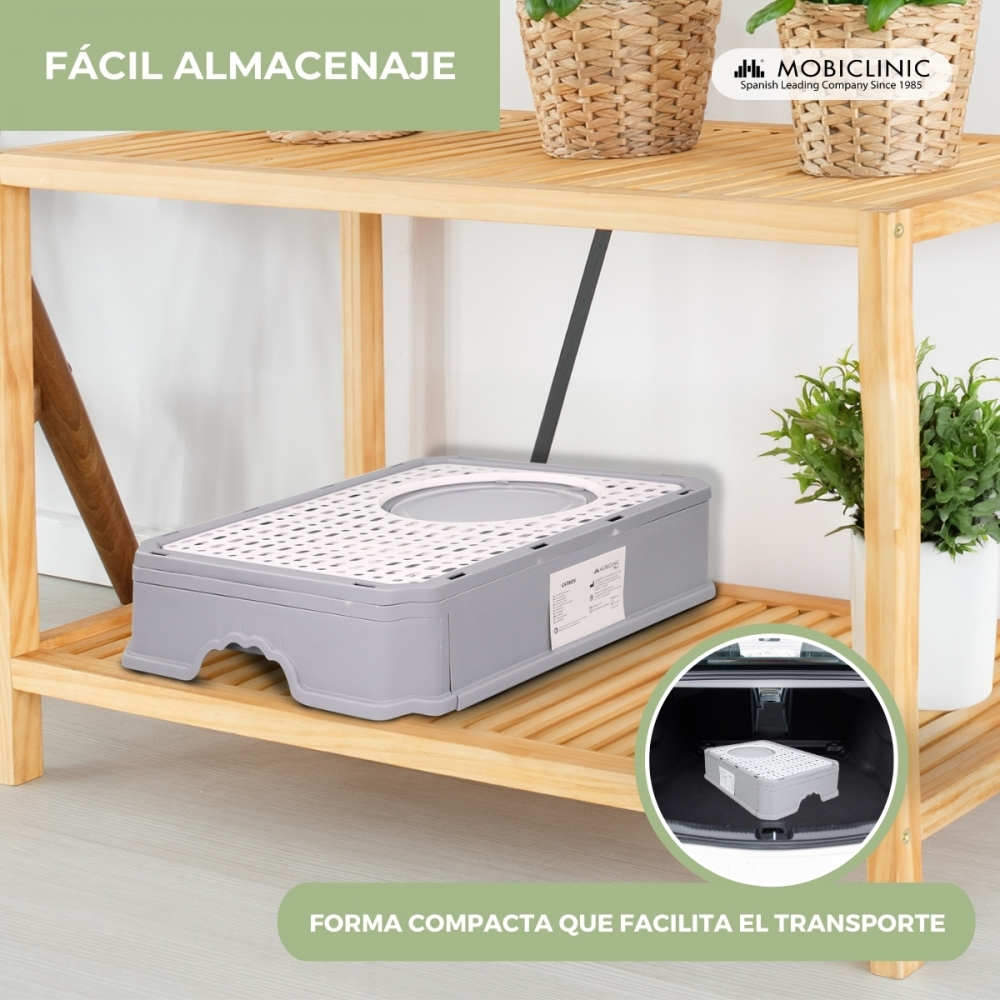 Transportín gris plegable para mascotas en un estante de madera. Se destaca un diseño compacto, con uno más pequeño en el maletero.