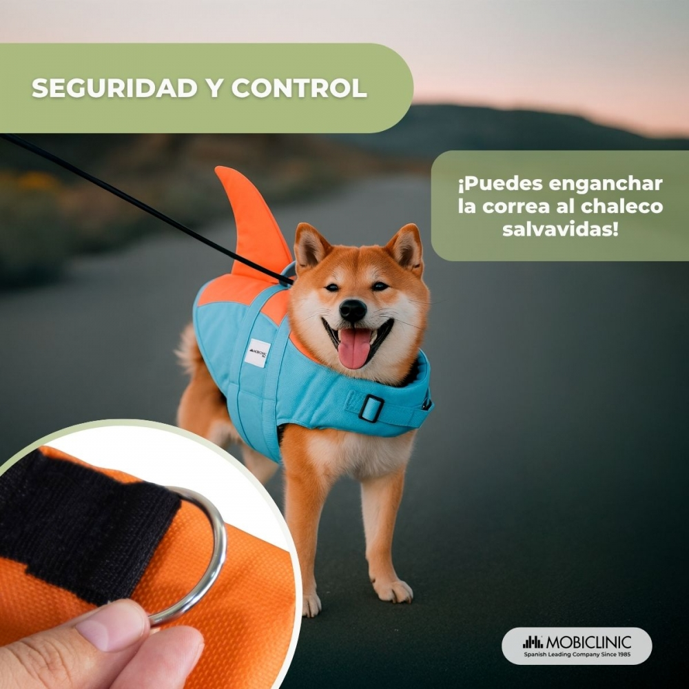 Un perro Shiba Inu con un chaleco salvavidas azul y naranja sonríe. Una mano sostiene un anillo del chaleco. Texto dice Seguridad y Control.