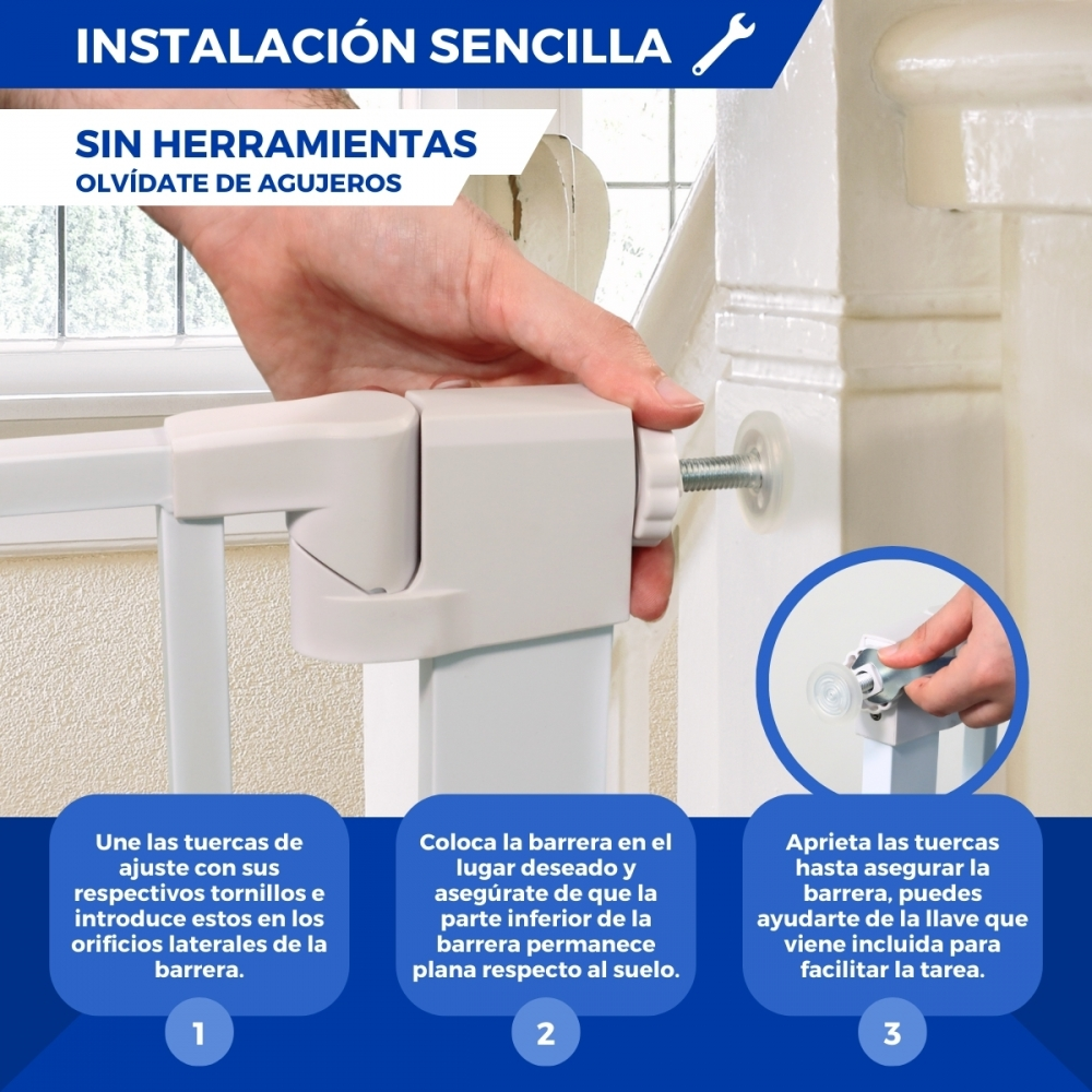 Una persona instala una barrera para bebés blanca. La imagen muestra las partes de la barrera y los pasos: fijar tornillos, posicionar y apretar.