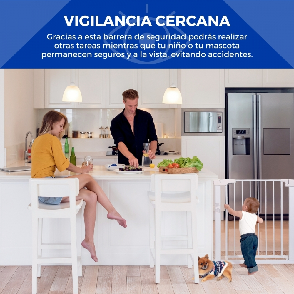 Una familia en una cocina moderna. Una mujer y un hombre preparan comida. Un niño y un perro juegan cerca de una valla de seguridad.