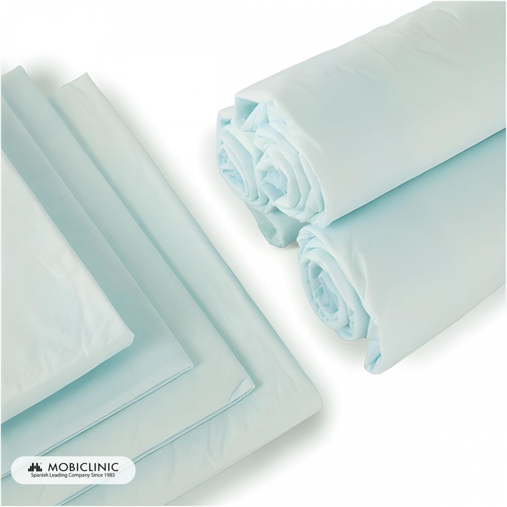 Varias sábanas y sábanas enrolladas de color azul claro se disponen sobre una superficie blanca. Las sábanas están cuidadosamente dobladas y apiladas.