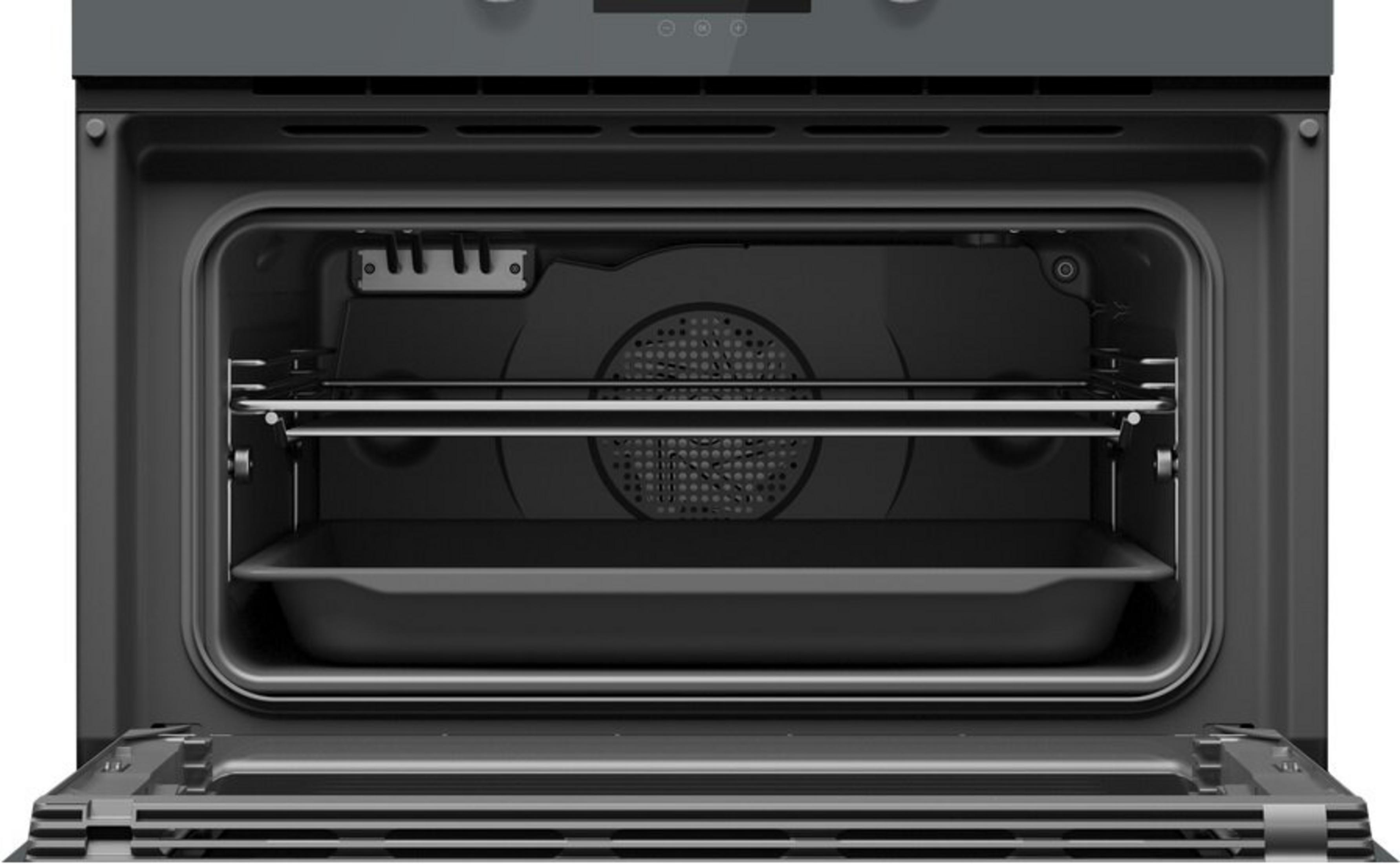 Interior de horno abierto, con rejillas, bandeja y ventilador. El horno es gris oscuro.