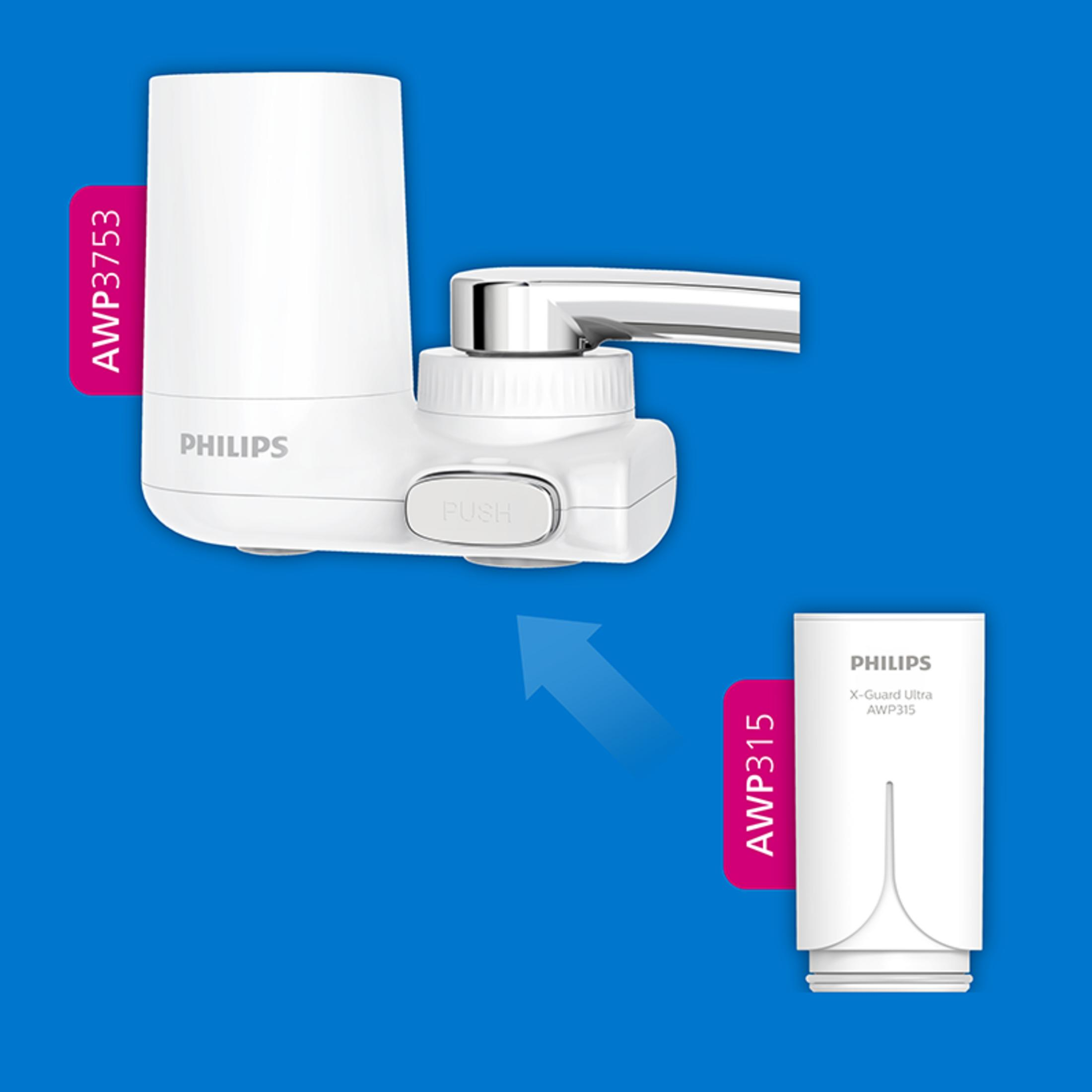 Das Bild zeigt einen Philips Wasserfilter, zwei Teile, vor blauem Hintergrund, einen Druckknopf und einen Pfeil.
