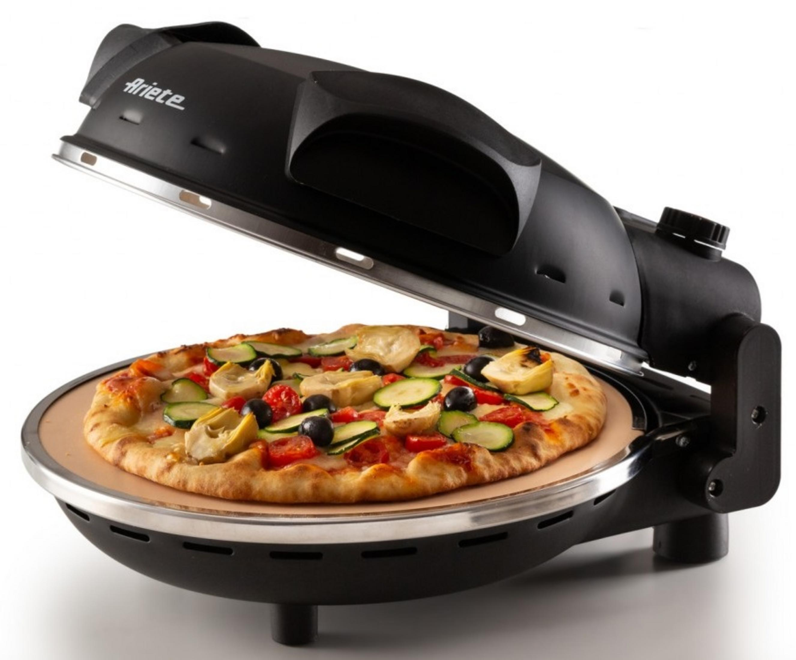 Piekarnik do pizzy z pizzą w środku. Pizza ma warzywa takie jak cukinia, pomidory i oliwki.