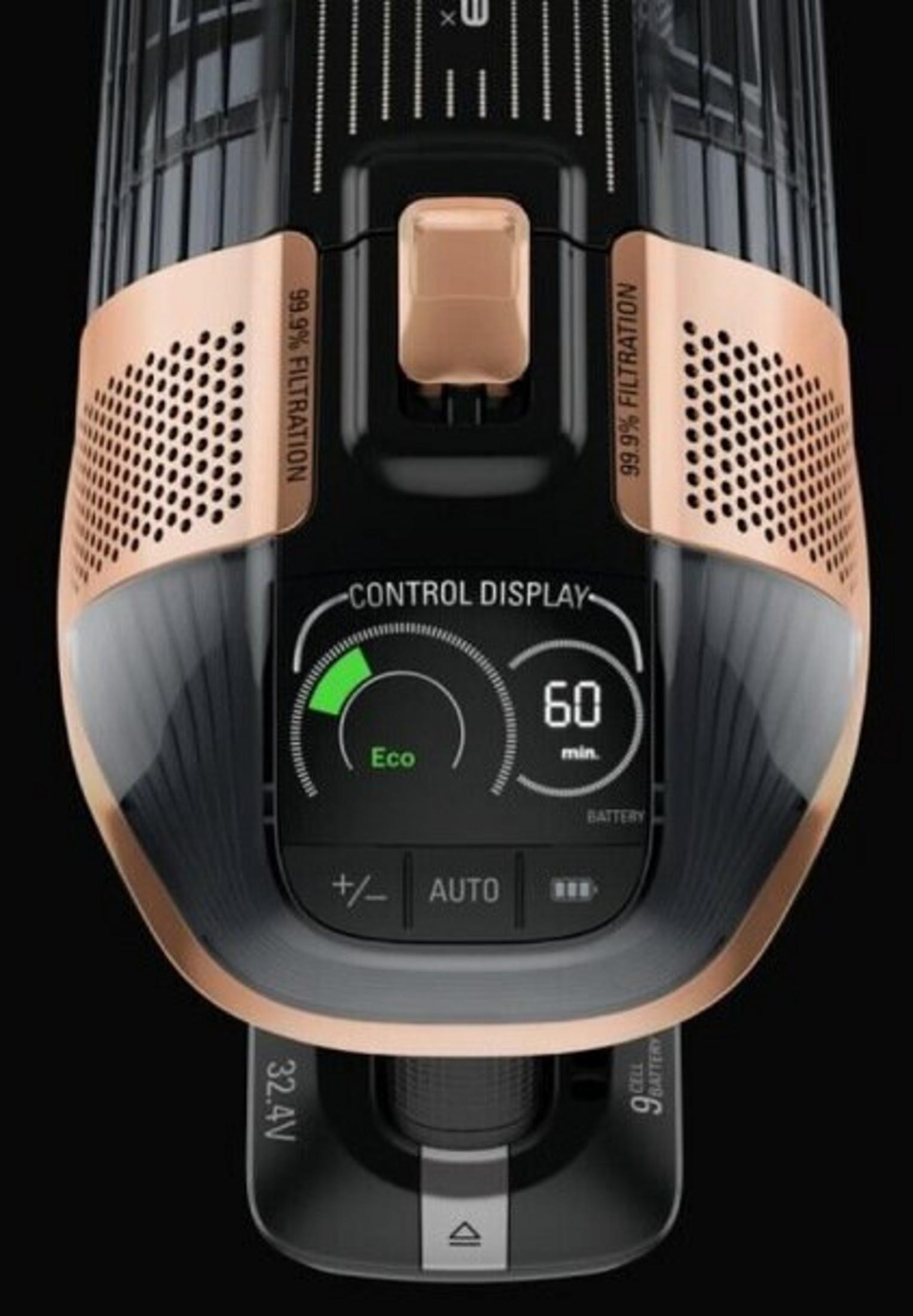 Zbliżenie czarnego i miedzianego odkurzacza. Pokazuje wyświetlacz sterowania ze wskaźnikami baterii i trybu.