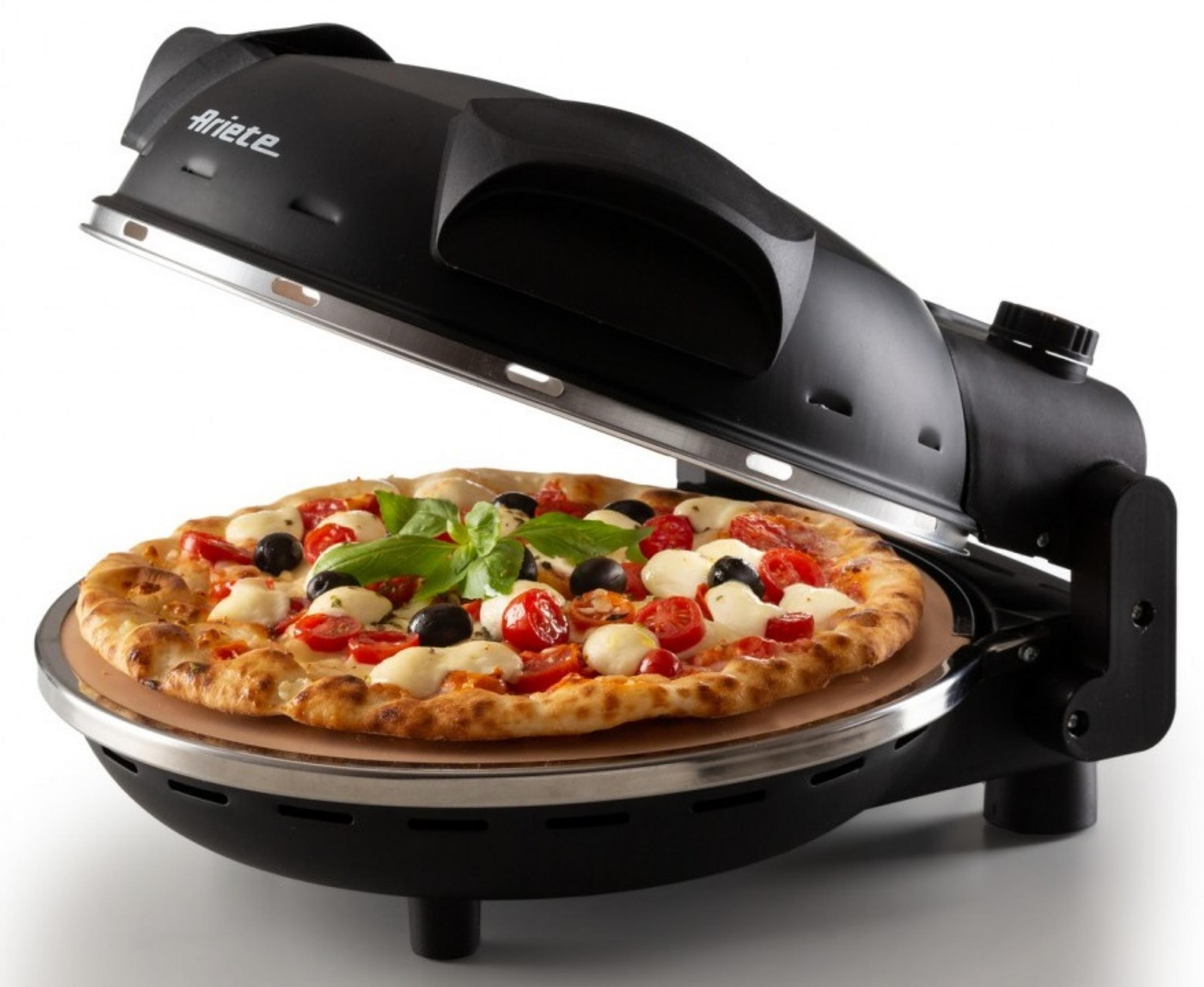 Pizza w czarnym piekarniku. Składniki: pomidory, oliwki, mozzarella i bazylia. Pokrywa piekarnika jest otwarta.