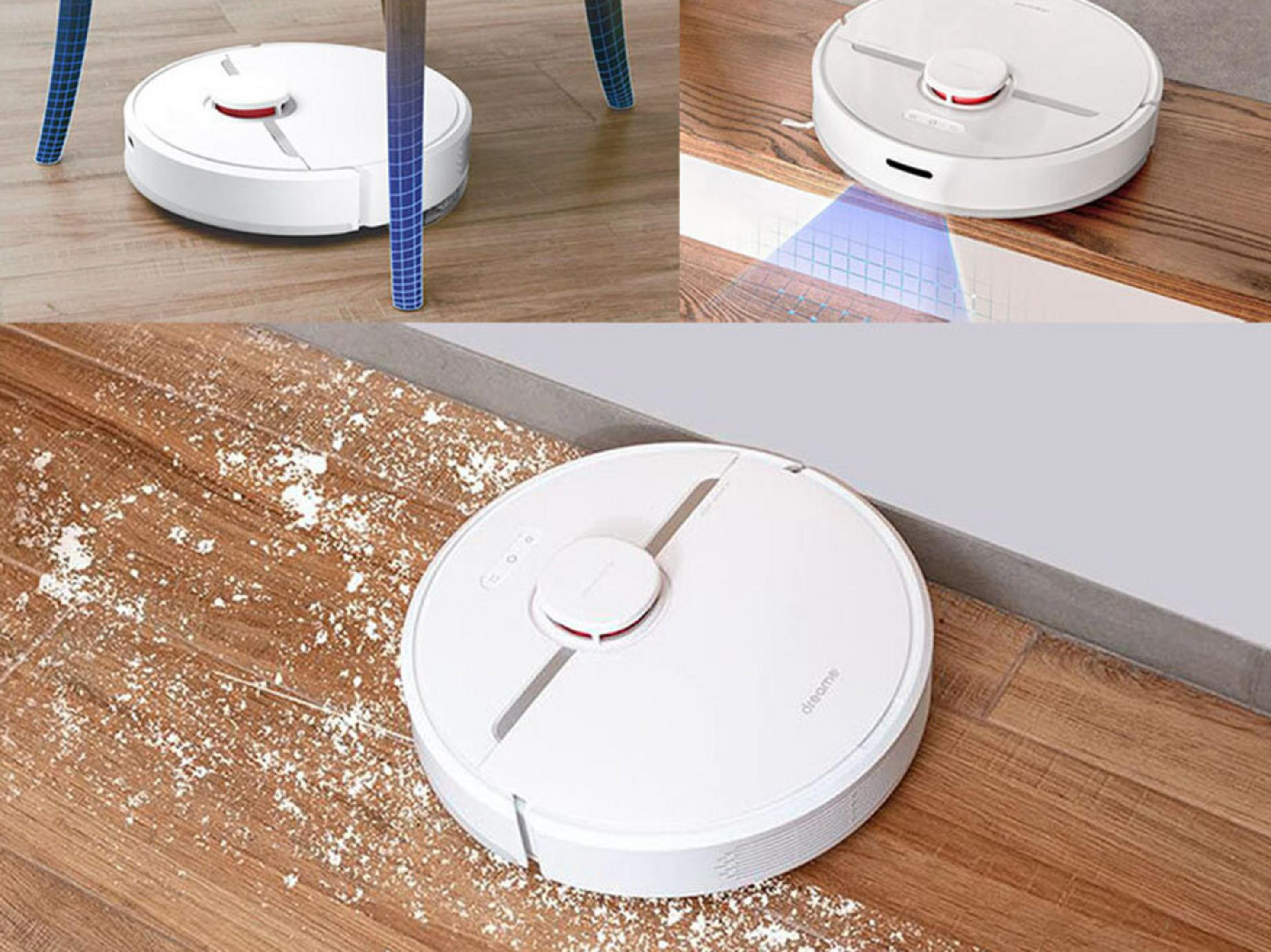 Tre immagini mostrano un aspirapolvere robot bianco su pavimenti in legno. Uno ha linee blu. Uno sta pulendo lo sporco.
