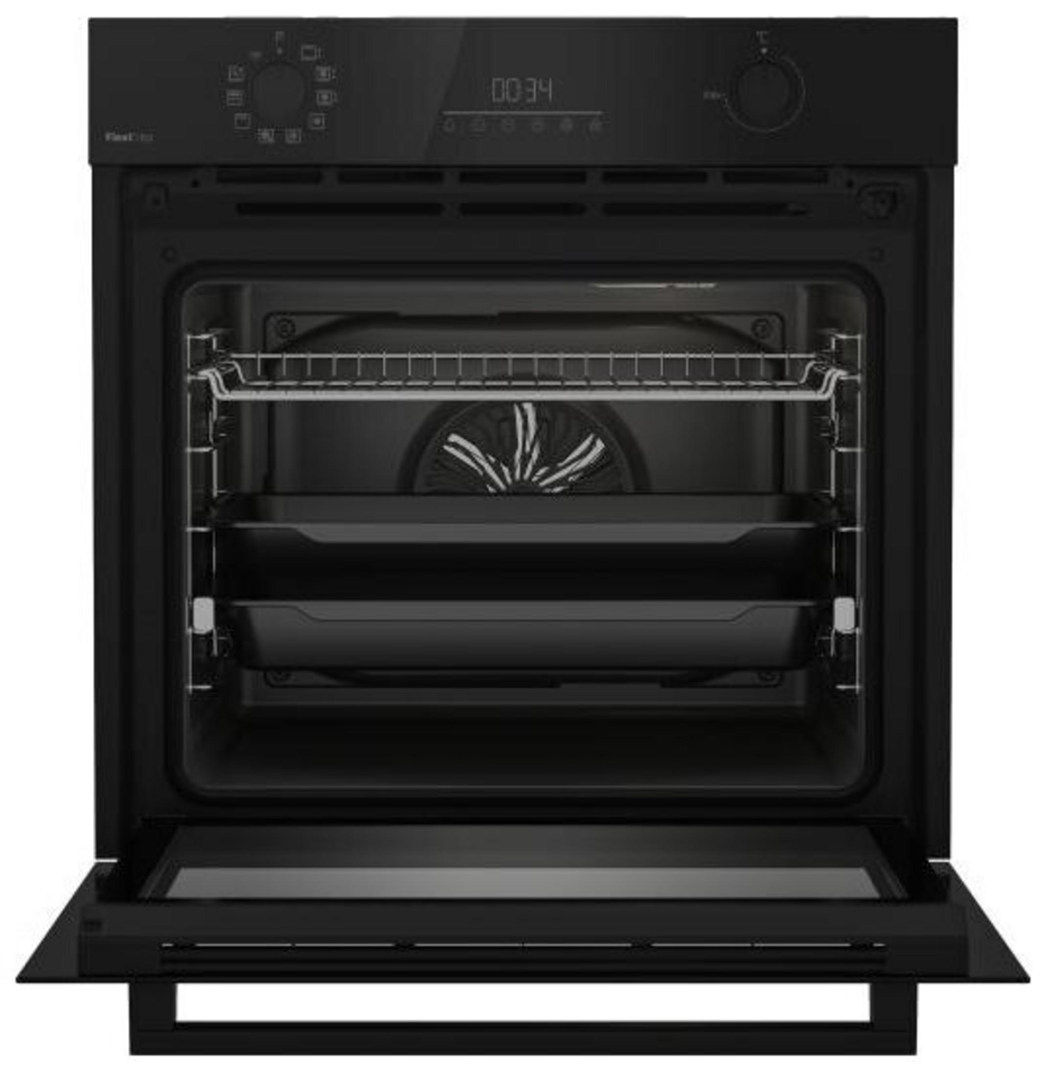 Un forno nero è aperto. All'interno ci sono vassoi e una ventola. Lo sportello è giù. Il display indica 00:34.