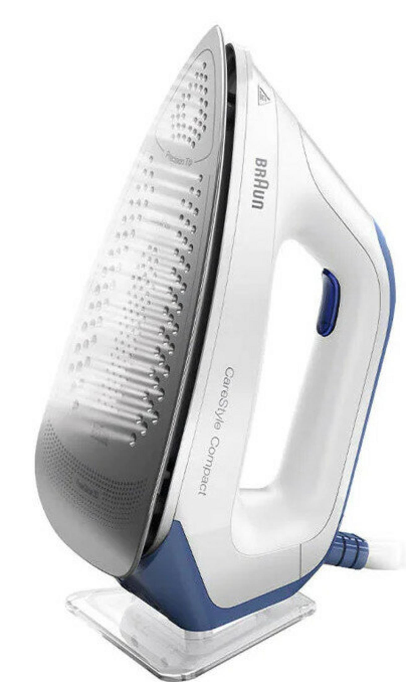 Una plancha Braun blanca y azul. Tiene una cabeza triangular, un asa y se apoya en una base de plástico transparente.