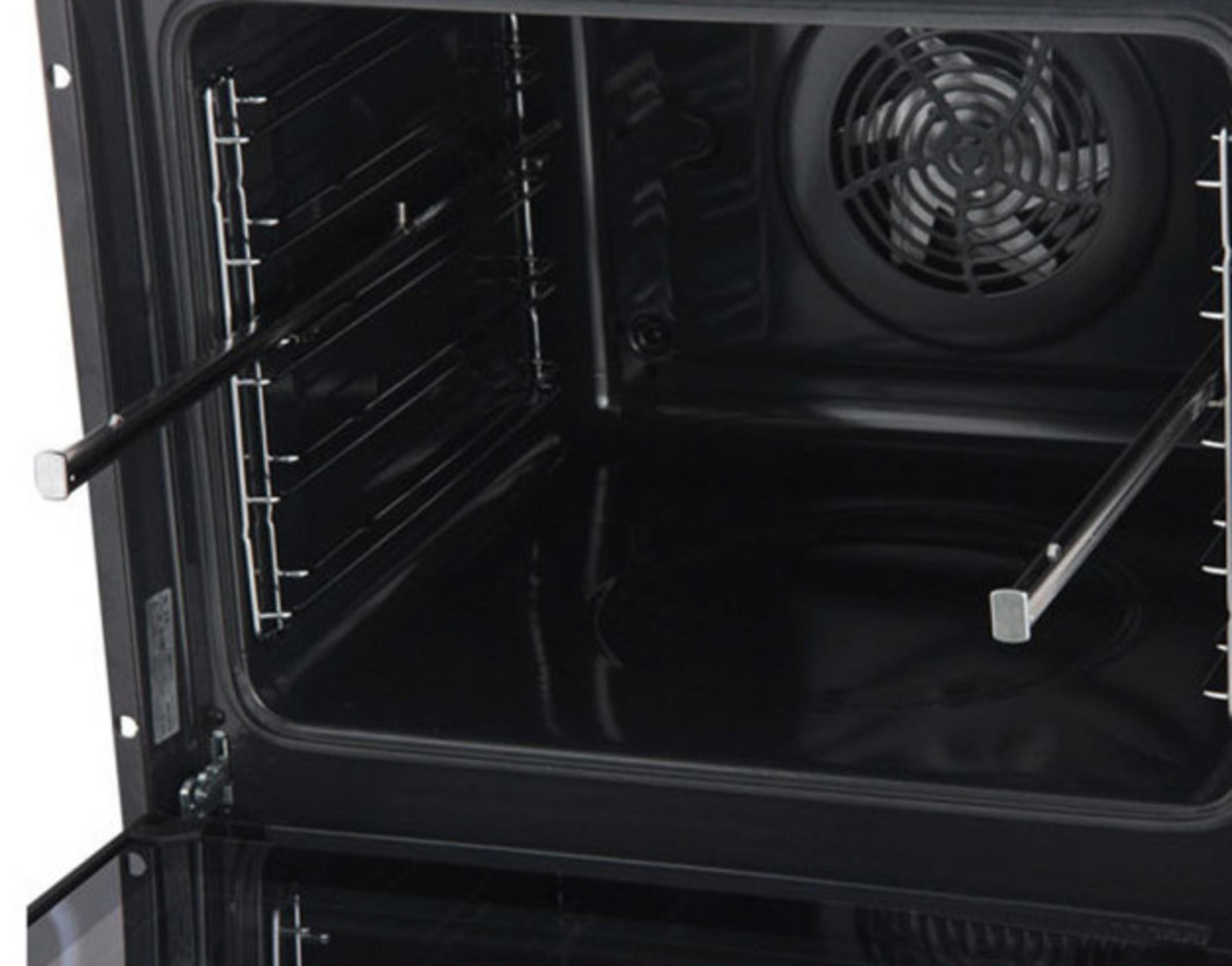 Wnętrze czarnego piekarnika. Widoczne ruszty i wentylator. Piekarnik jest pusty.