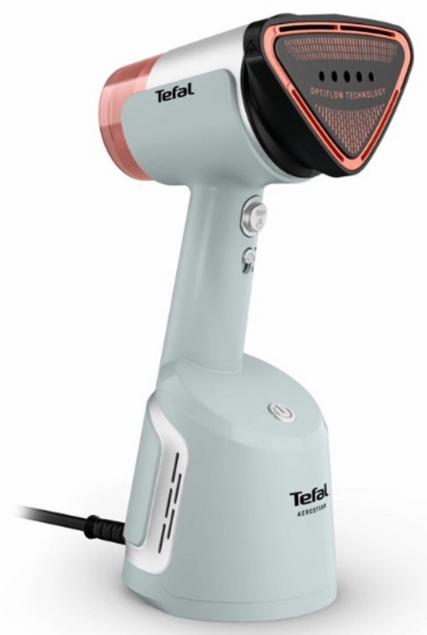 Taşınabilir bir Tefal giysi vapuru. Açık mavi bir gövdeye, beyaz ve kırmızı vurgulara ve siyah bir Optiflow kafasına sahiptir.