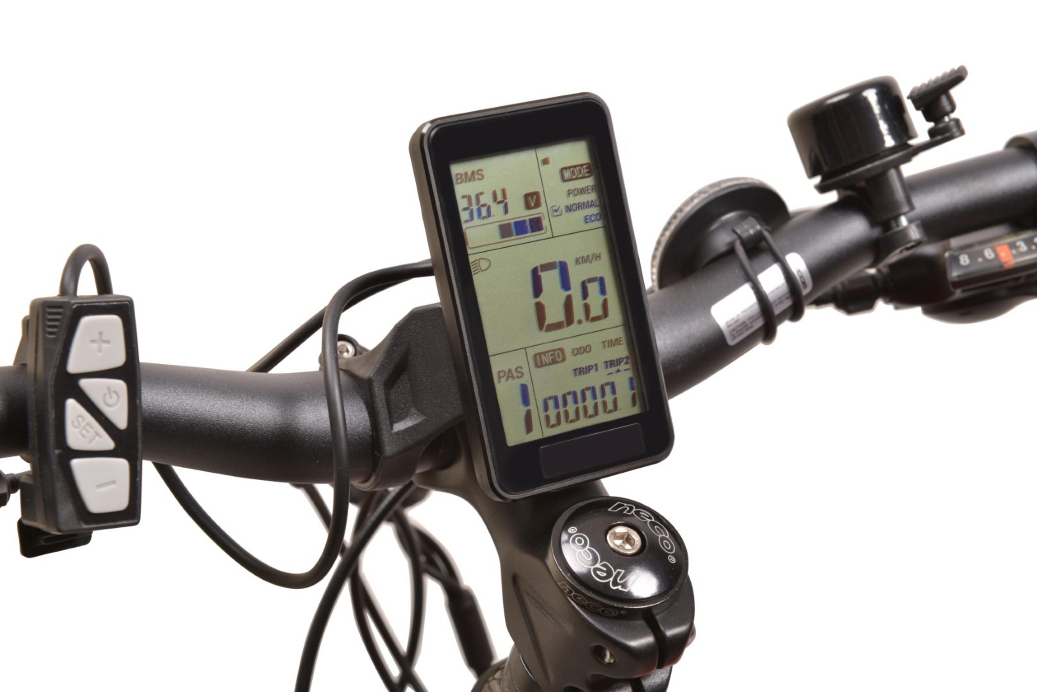 Zbliżenie kierownicy roweru elektrycznego. Cyfrowy wyświetlacz pokazuje prędkość i baterię. Dzwonek i sterowanie.