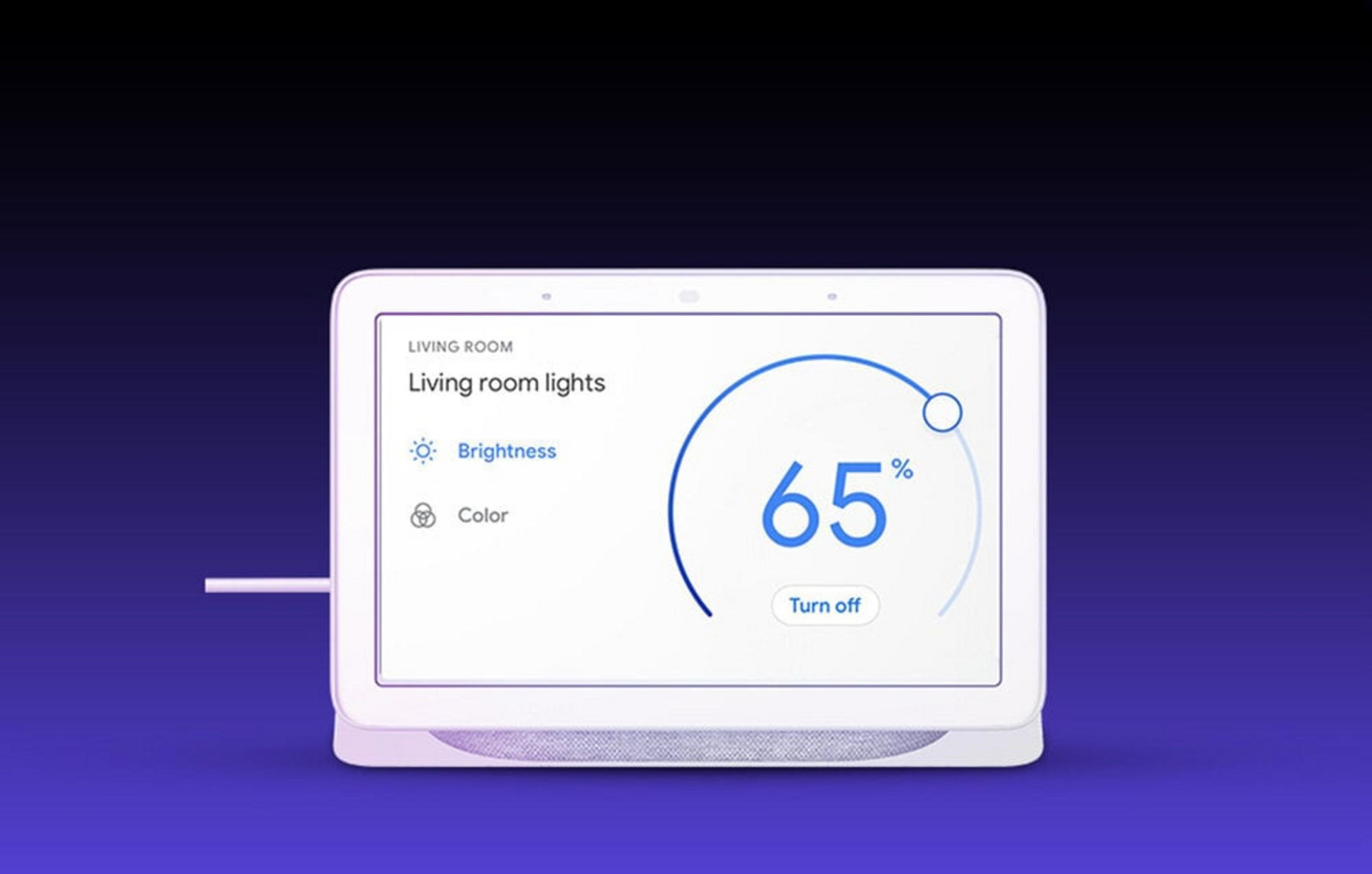 Una pantalla inteligente blanca muestra 'Luces de la sala' al 65% de brillo. Las opciones son brillo y color, con un botón de apagado.