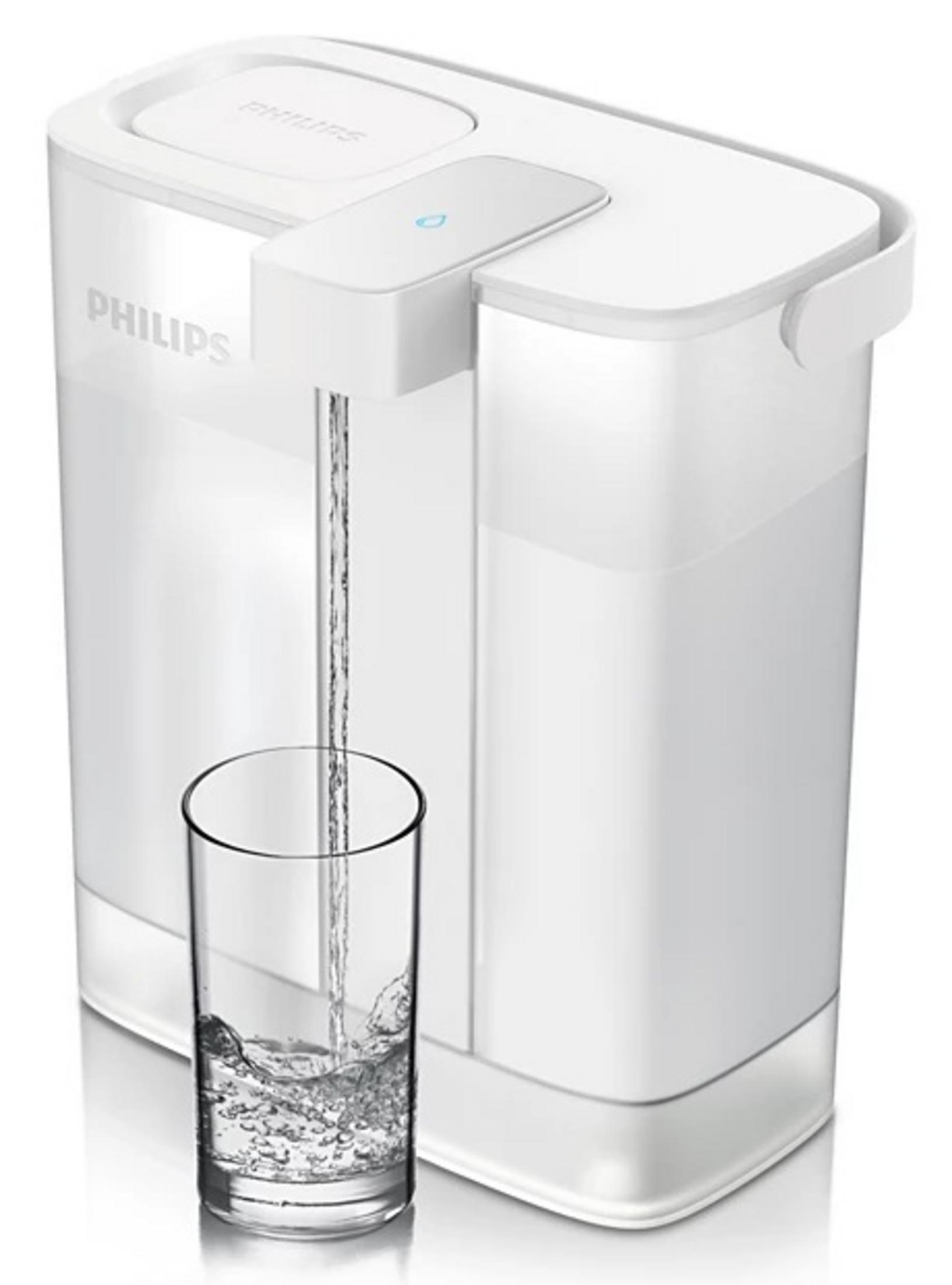 Een witte Philips waterdispenser schenkt water in een glas. Water vult het glas. De dispenser heeft een modern design.