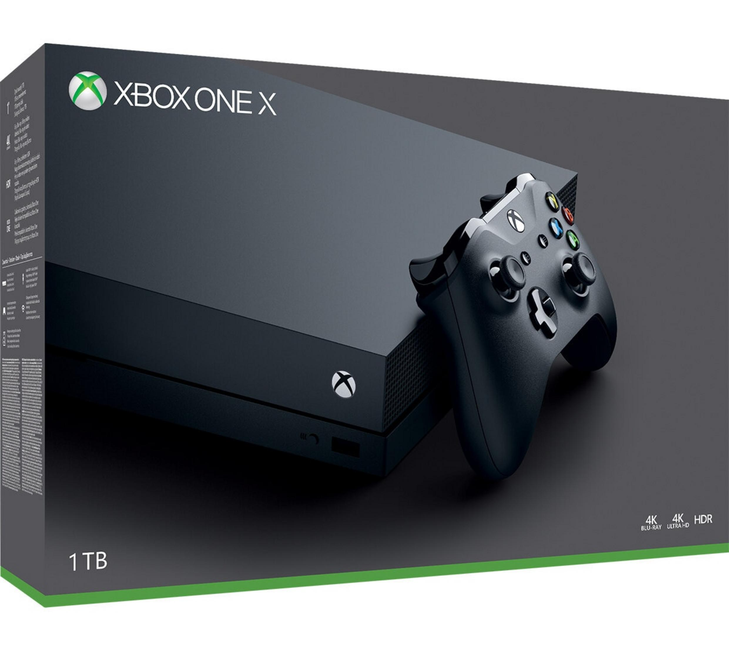 Xbox One X Konsole und Controller im Karton. Schwarze Konsole und Controller. Box hat Text und Logos.